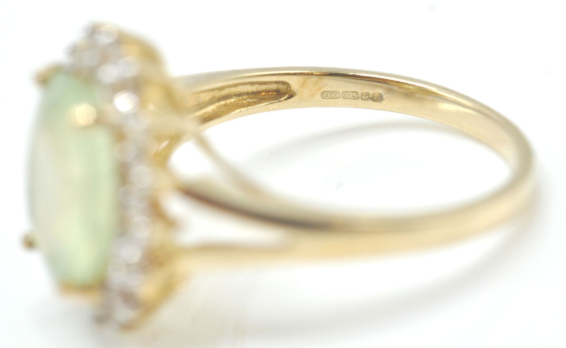 A 9ct gold hallmarked cluster ring. The yellow facet cut stone within a halo of white stones. - Bild 8 aus 15