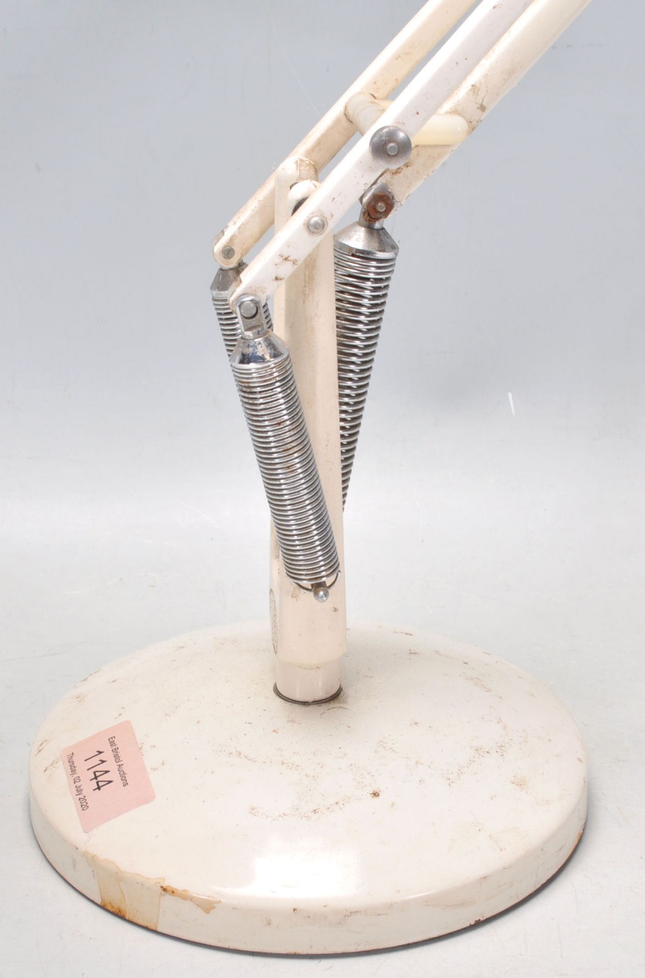 A vintage 20th Century Herbert Terry Anglepoise industrial desk lamp finished in white enamel - Bild 2 aus 5