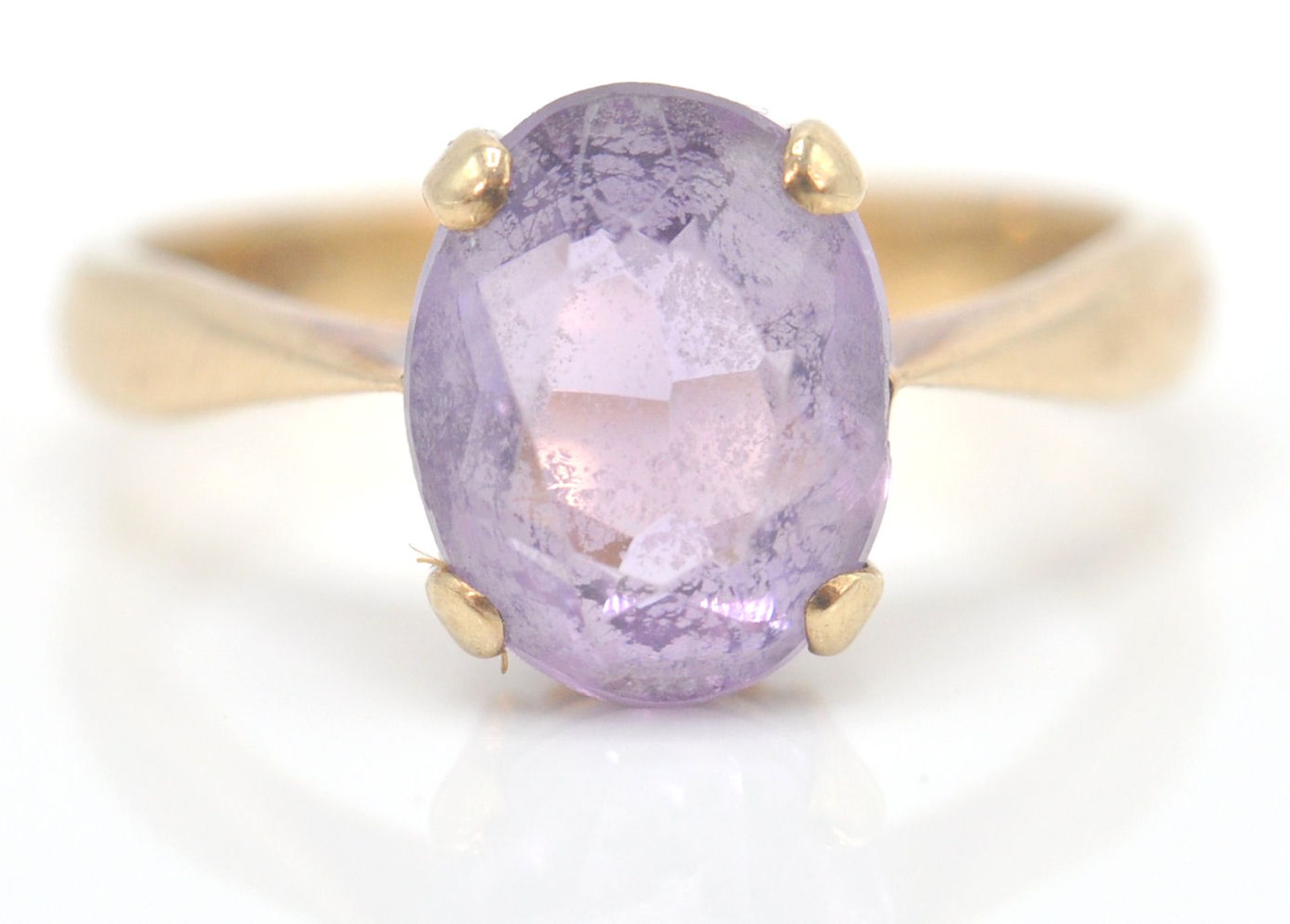 A hallmarked 9ct gold and amethyst single stone ring. The ring set with oval facet cut amethyst in - Bild 2 aus 15