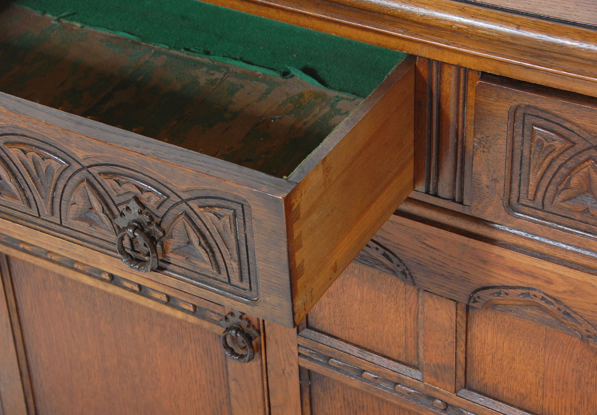An early 20th Century 1930's Jacobean revival oak sideboard credenza having twin drawers with ring - Bild 4 aus 6