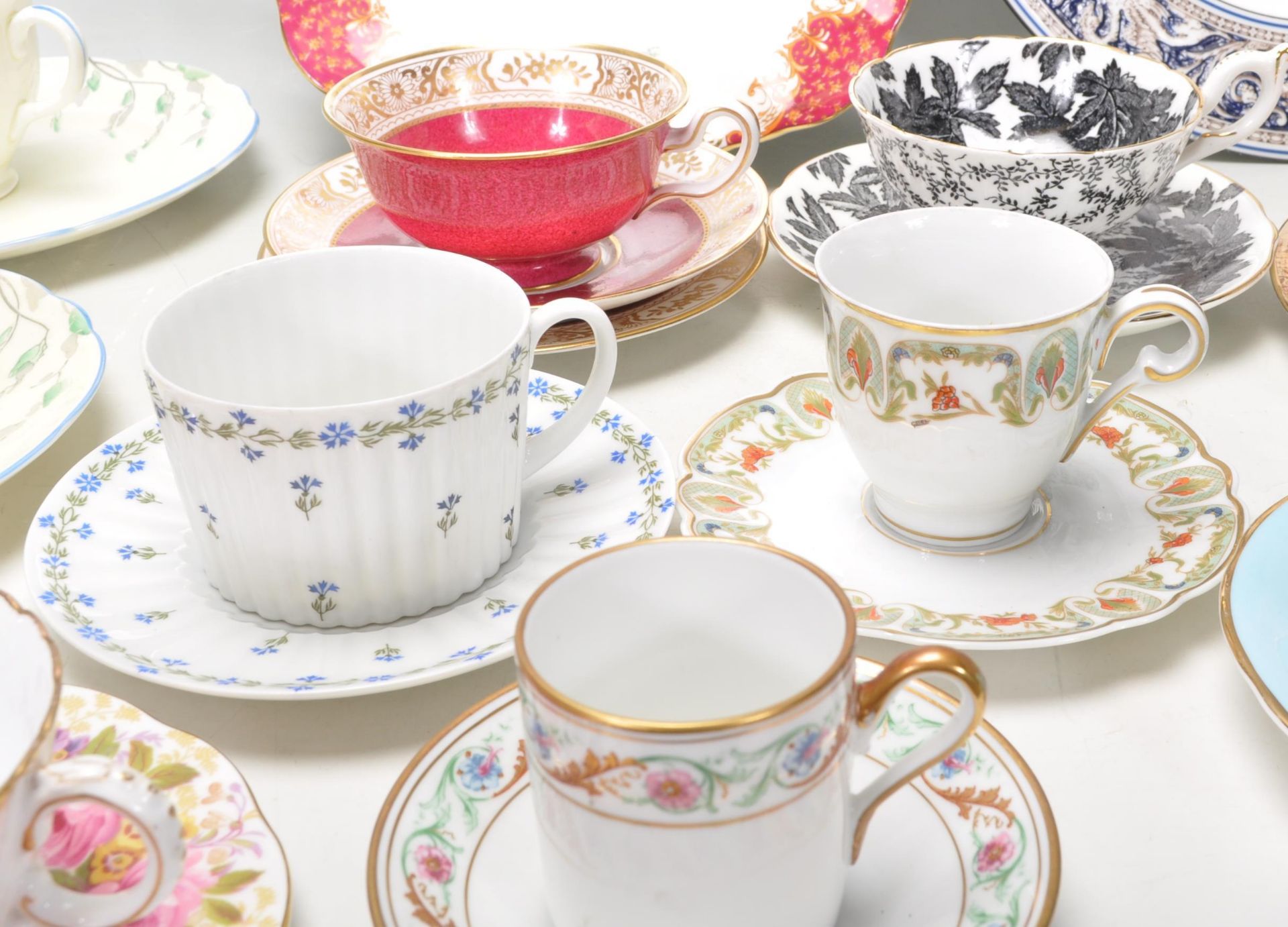 A collection of mixed vintage bone china tea service pieces to include Royal Albert Serena pattern - Bild 9 aus 21
