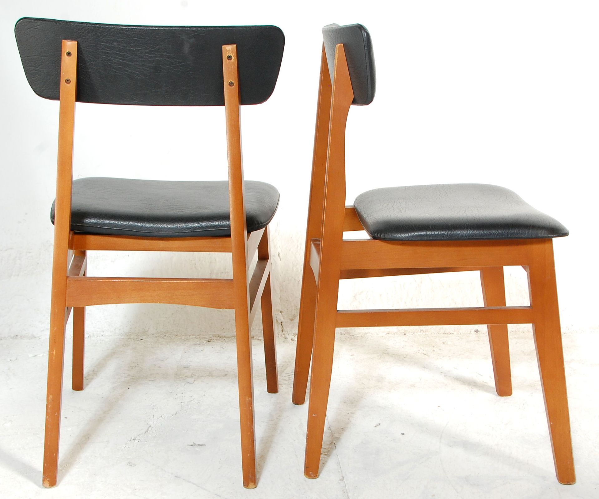 A good set of four retro mid 20th Century teak framed dining chairs raised on splayed legs united by - Bild 6 aus 6