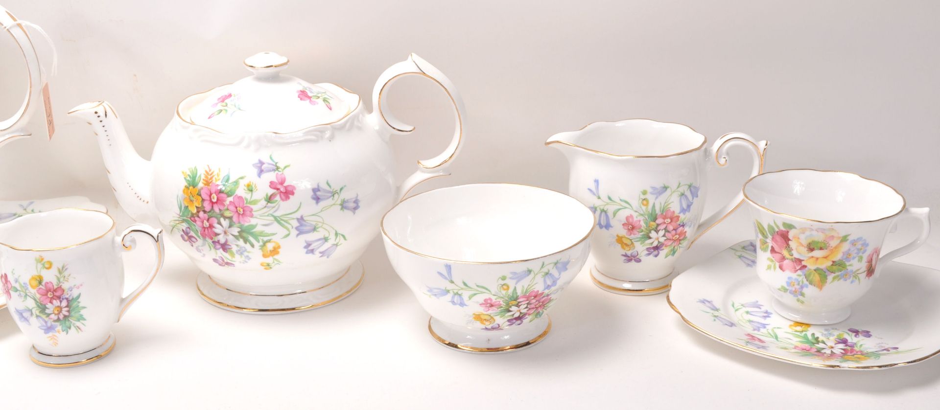 A Fine Bone China English tea service by Queen Anne China in the Old Country Spray pattern having - Bild 14 aus 15