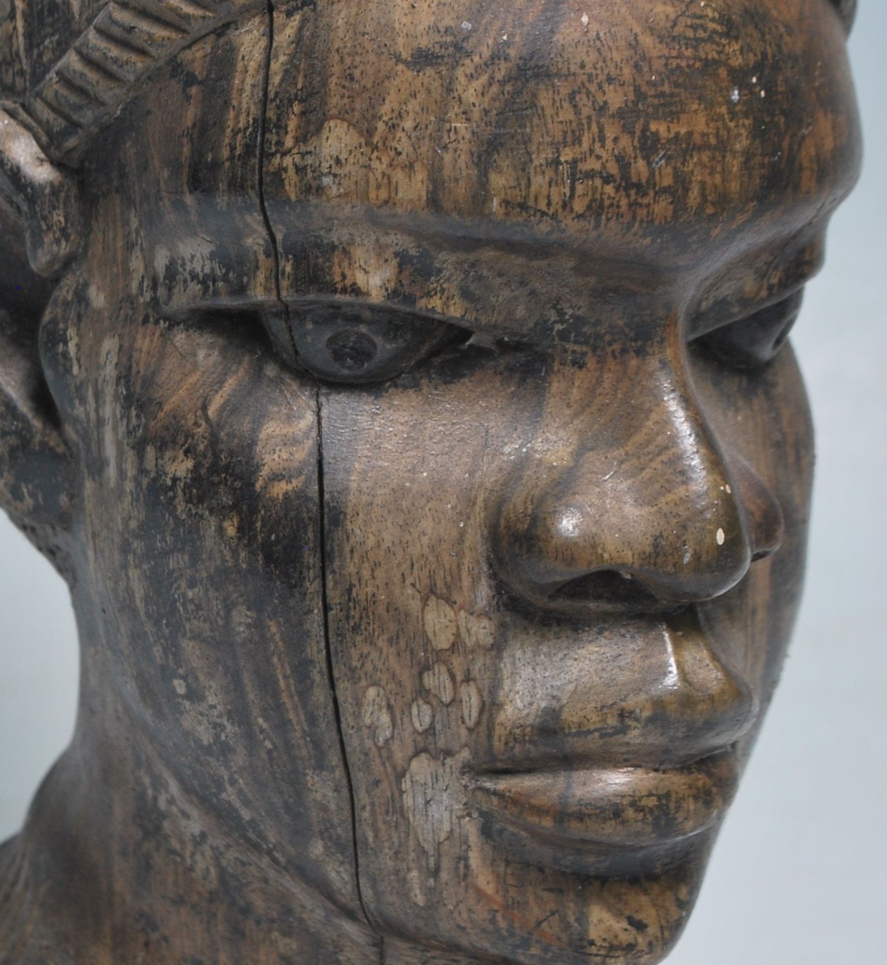 A 20th Century large African tribal well-carved hard-wood bust of a Nigerian woman with strong - Bild 8 aus 10