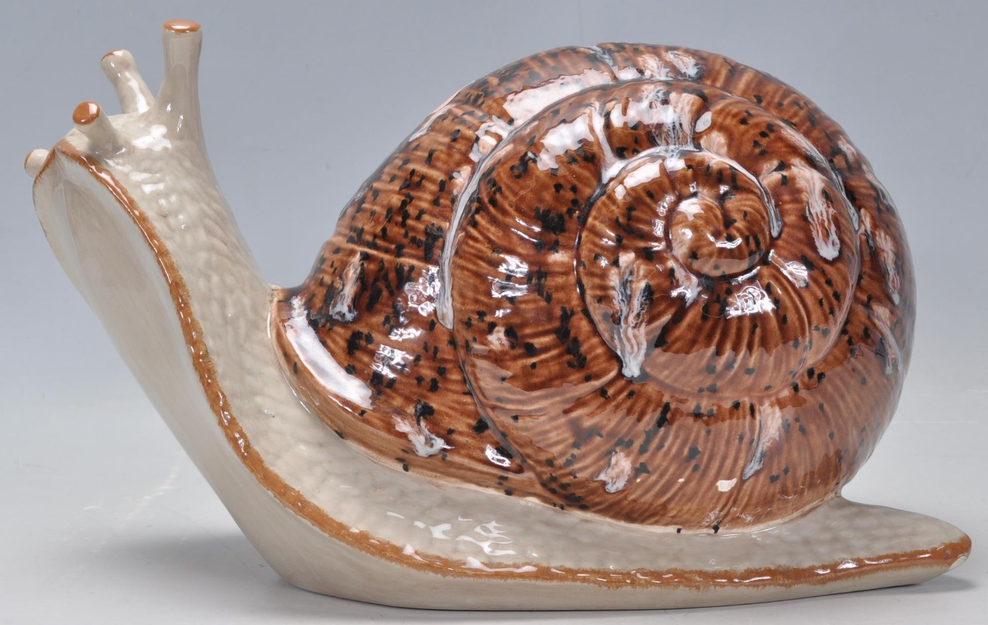 A vintage late 20th Century studio art pottery figurine in the form of a snail having a mottled - Bild 2 aus 7