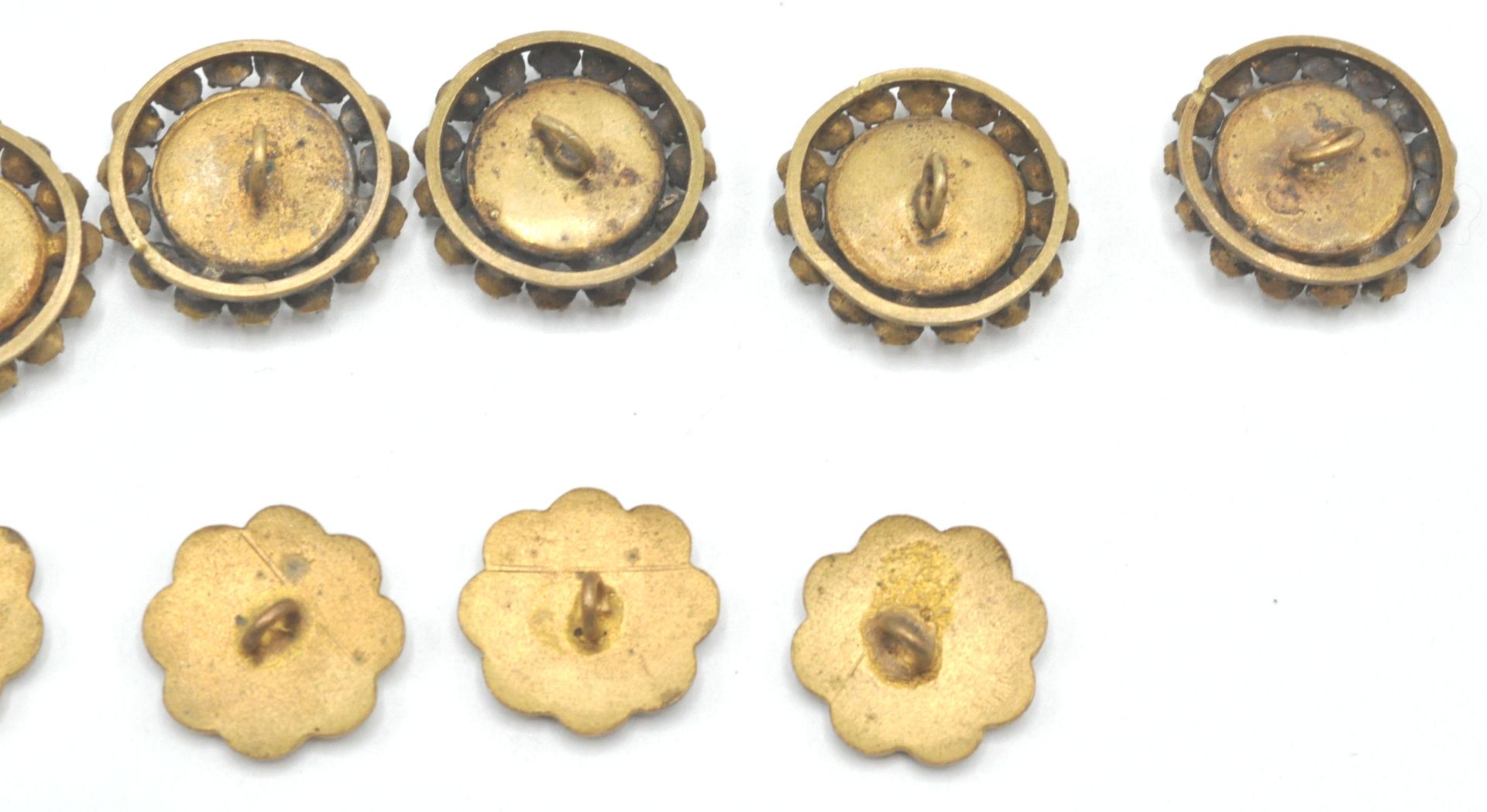 A collection of 19th century buttons to include a 19th century facet cut steel set of six - Bild 12 aus 14