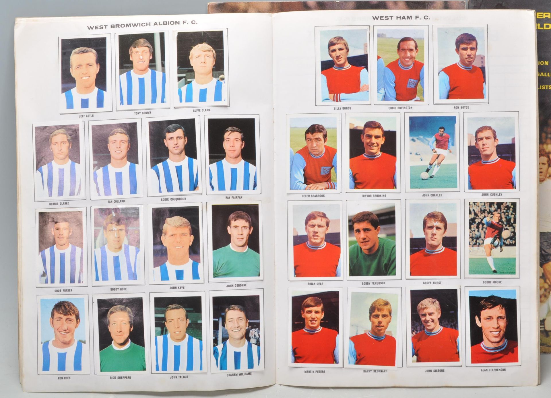 A group of three vintage football Soccer Stars sticker albums to include Gala Collection 1970/71, - Bild 12 aus 49