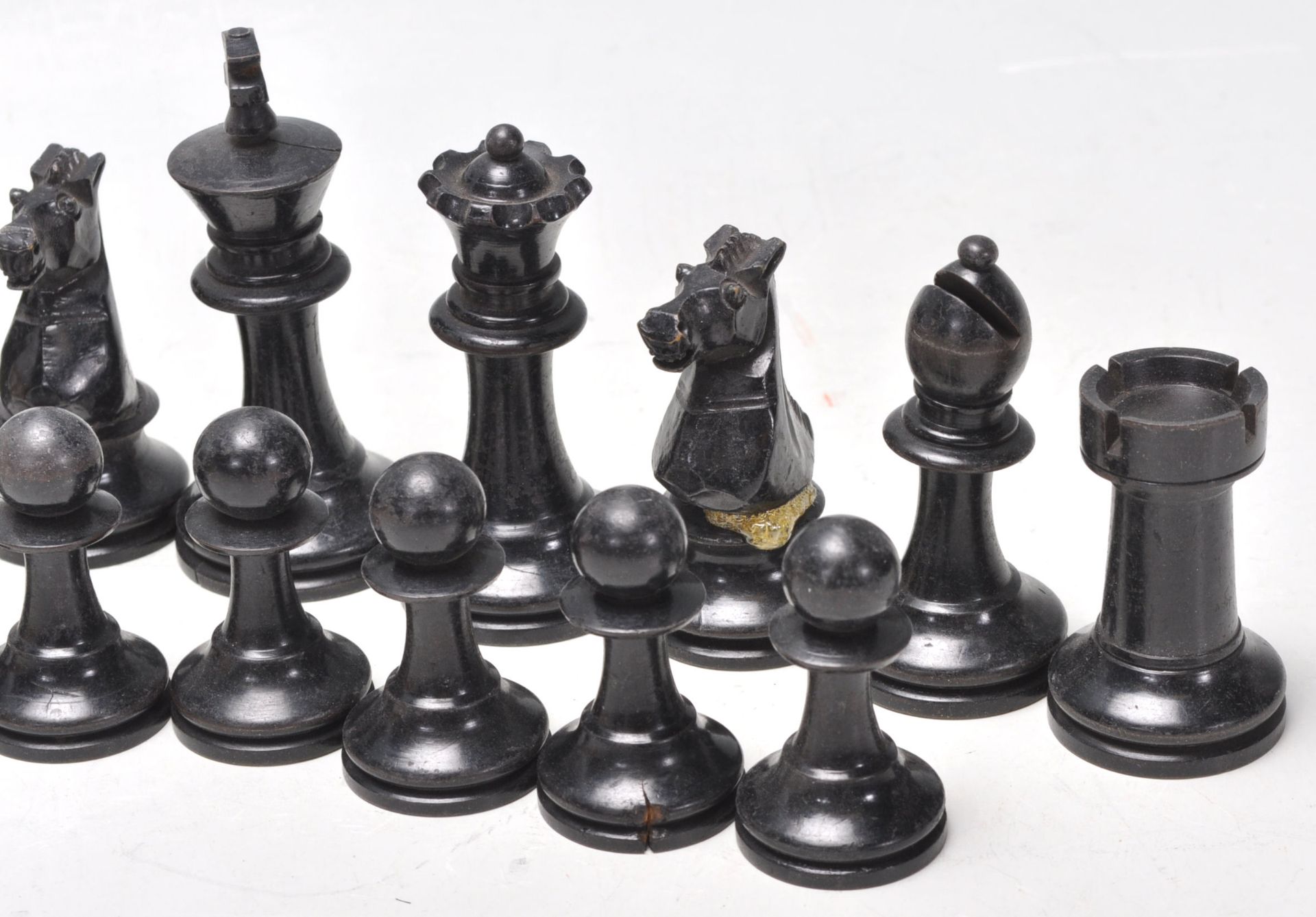 A complete set of vintage style wooden carved chess pieces. Measures 6cms high. - Bild 7 aus 8