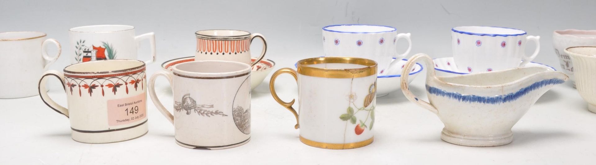 A collection of 18th and 19th century porcelain items to include teacups and saucers, coffee cans, - Bild 8 aus 15