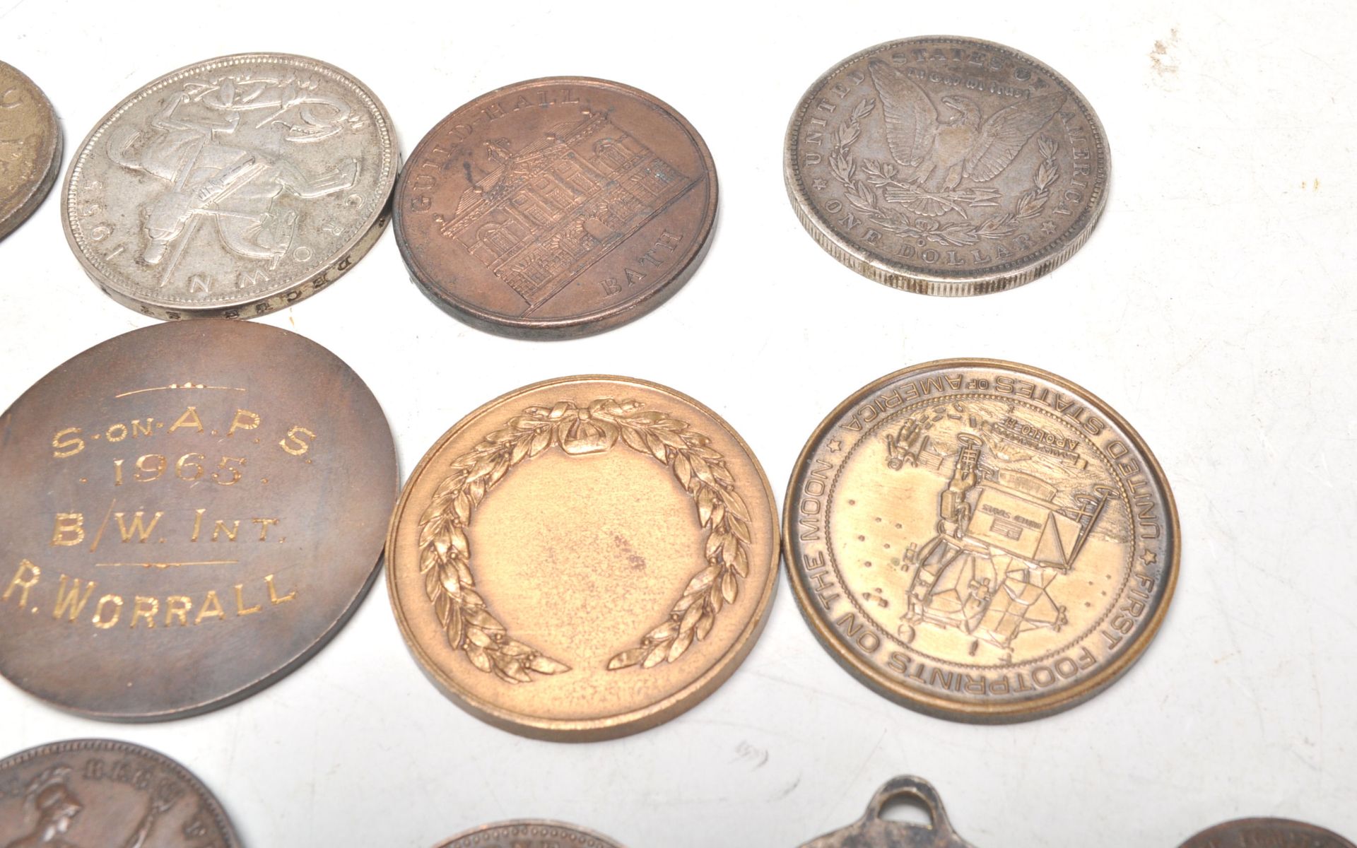 An interesting collection of 19th and 20th Century tokens and medallions to include a Moet Chandon - Bild 10 aus 11