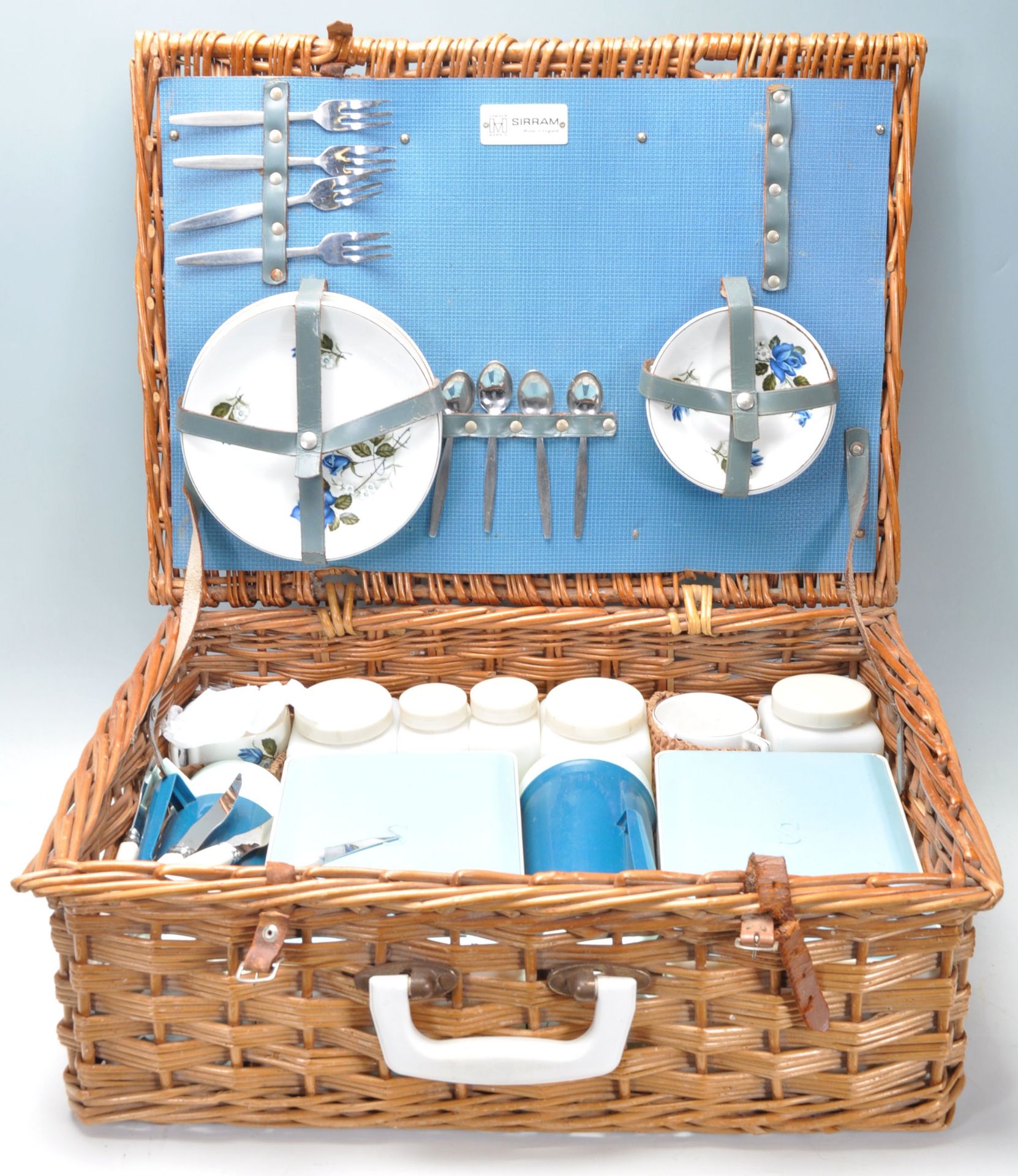 A vintage 1950s picnic basket / hamper fitted with plastic wares. - Image 3 of 6