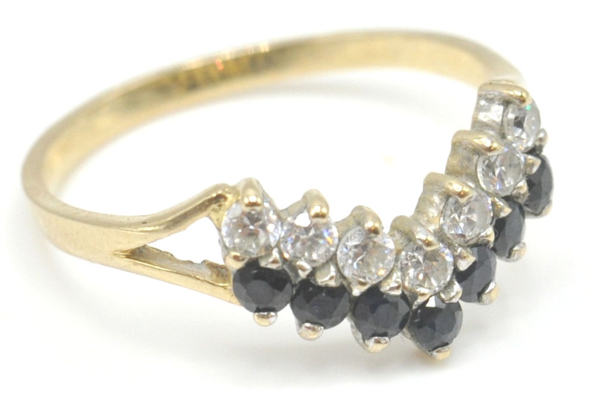 A 9ct gold hallmarked cluster ring. The yellow facet cut stone within a halo of white stones. - Bild 10 aus 15