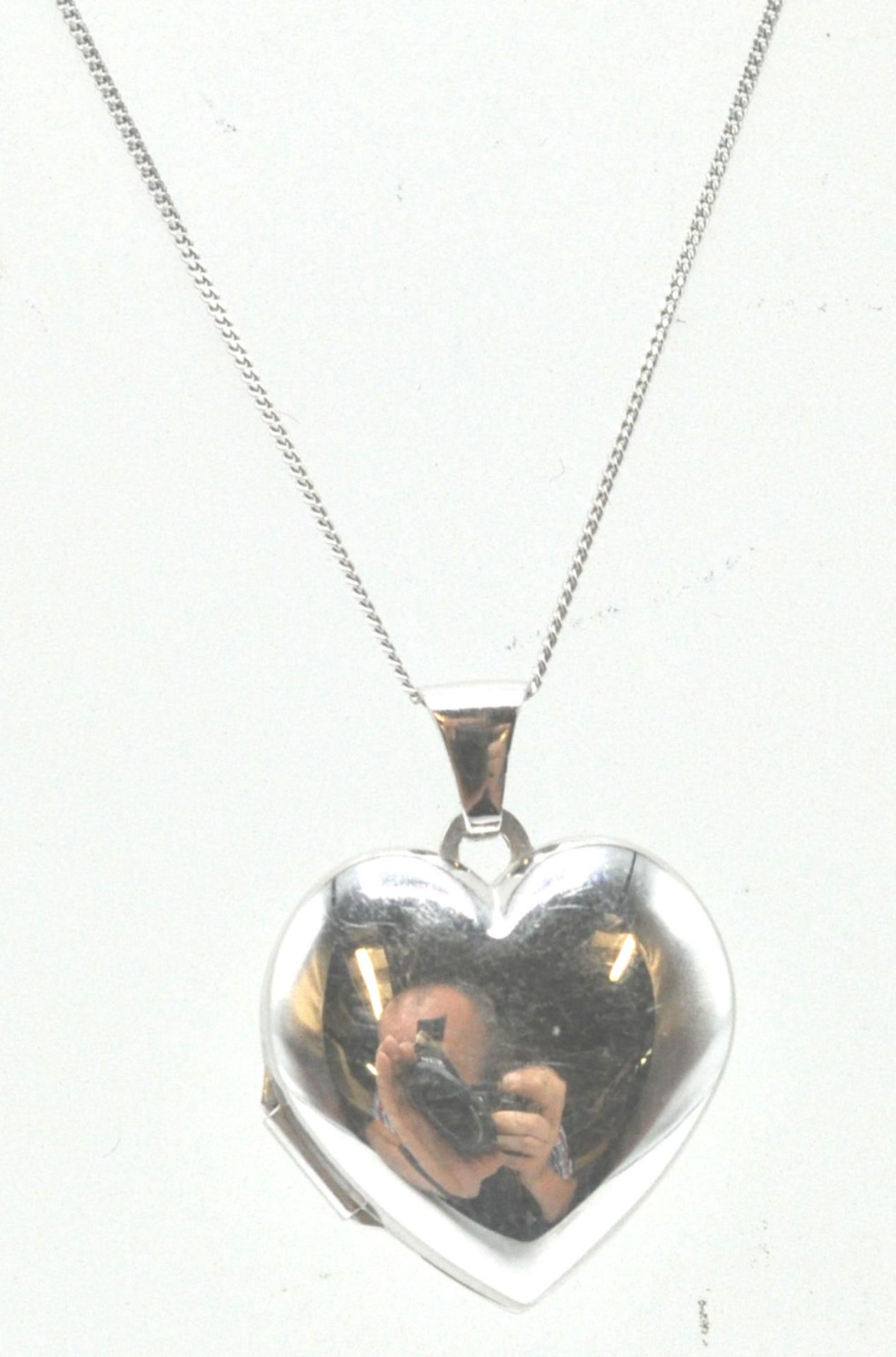 A 9ct white gold heart pendant locket and back chain. The fine linked necklace chain with c-clasp. - Bild 2 aus 5