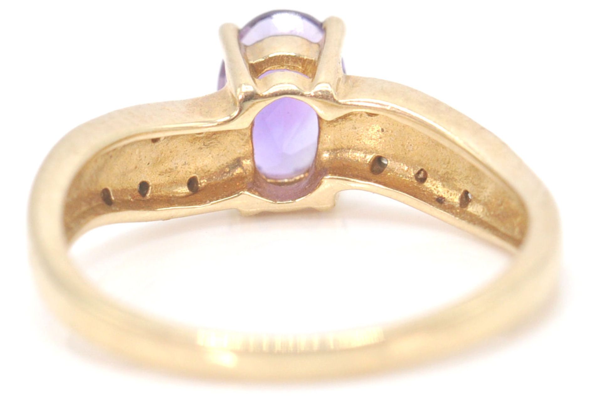 A 9ct gold hallmarked amethyst and white stone ring. The oval mixed cut amethyst with white stones - Bild 4 aus 7