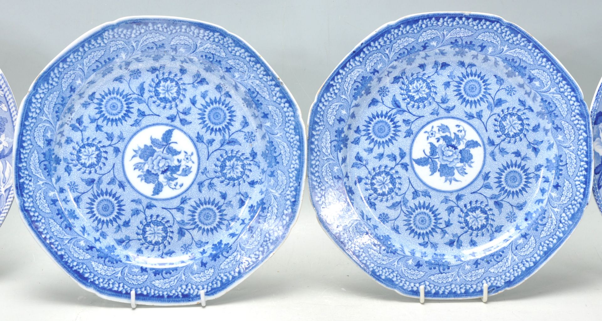 A set of four antique 19th Century Pearlware blue and white plates including a Wedgewood example - Bild 3 aus 6