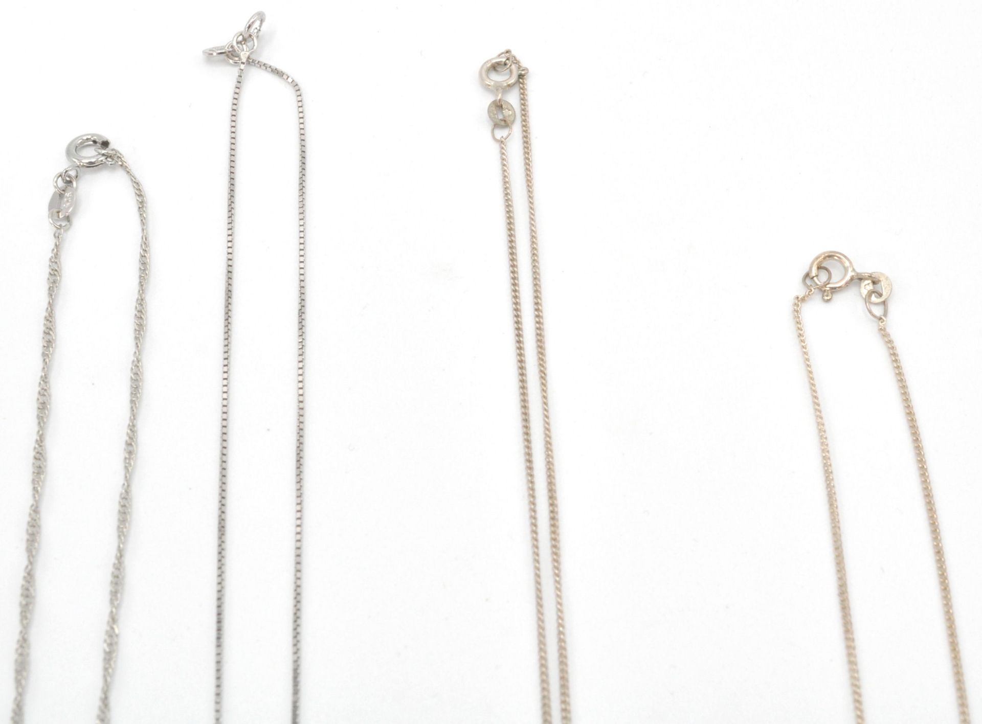 A collection of silver necklace chains to include examples with key pendant, three sting silver - Bild 5 aus 7