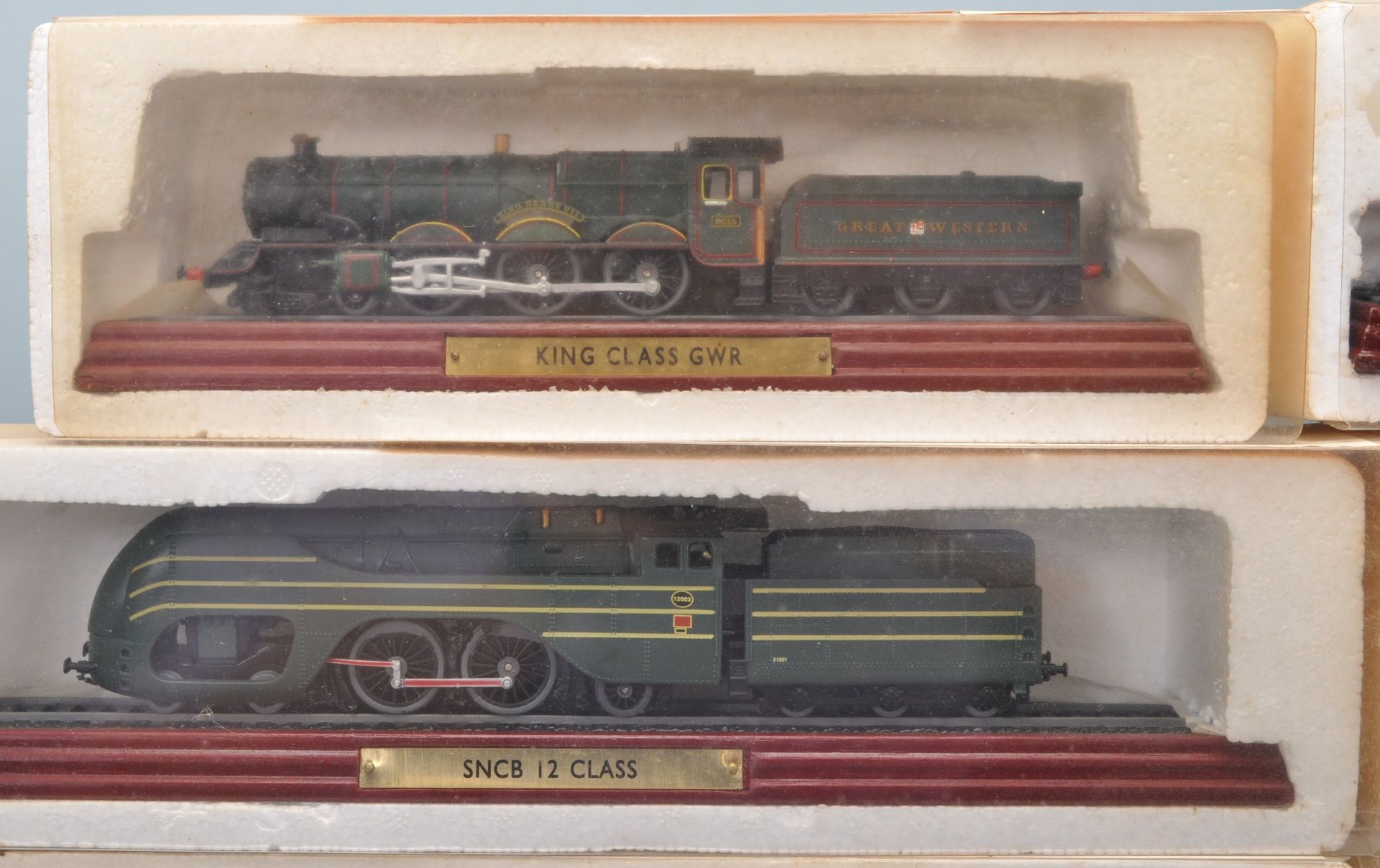 A group of twelve boxed 00 Gauge model trains on wooden plinth bases to include The Flying Scotsman, - Bild 4 aus 7