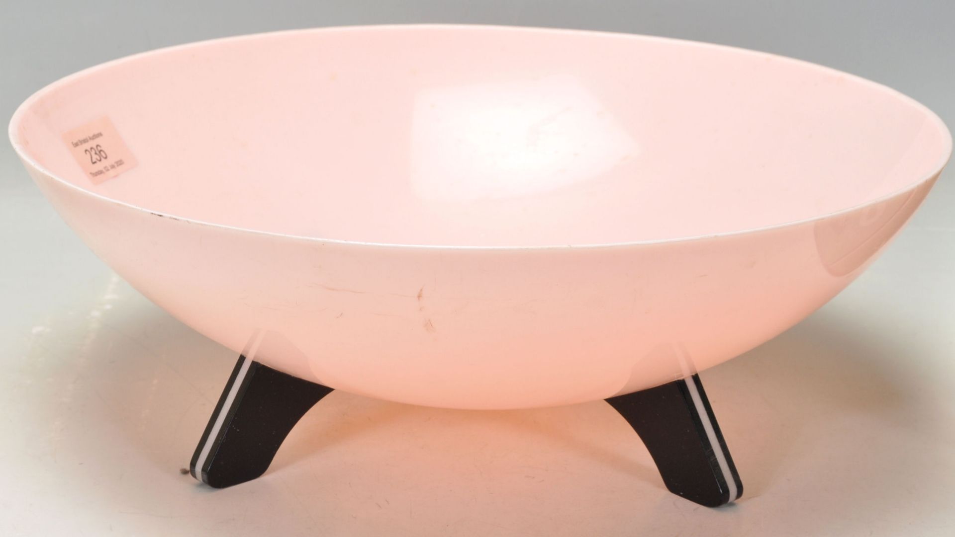 A group of vintage retro items to include an Art Deco pin plastic footed bowl, a vintage 1950's ' - Bild 6 aus 11