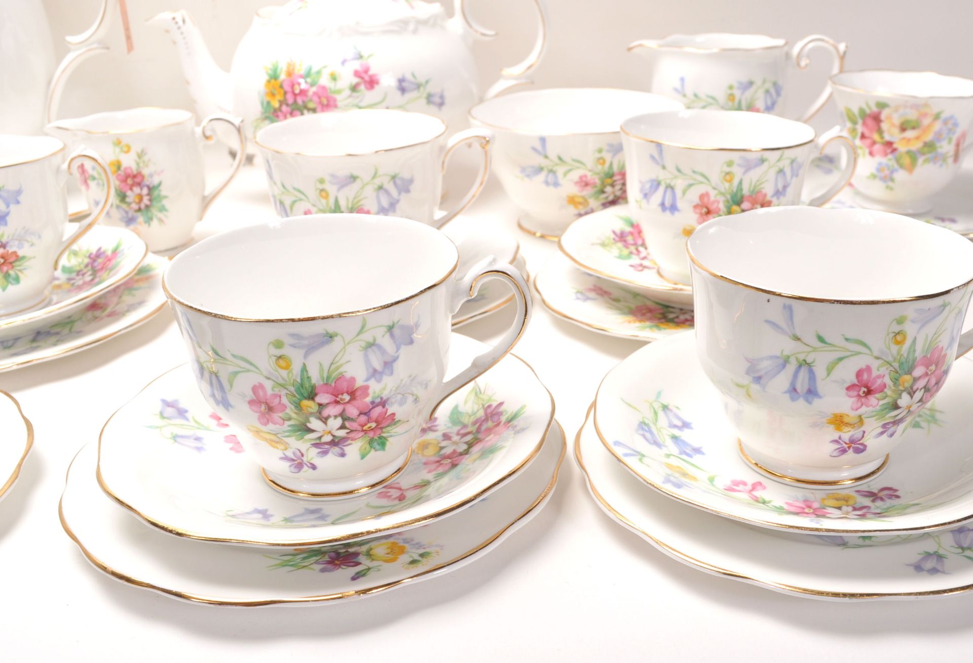 A Fine Bone China English tea service by Queen Anne China in the Old Country Spray pattern having - Bild 7 aus 15