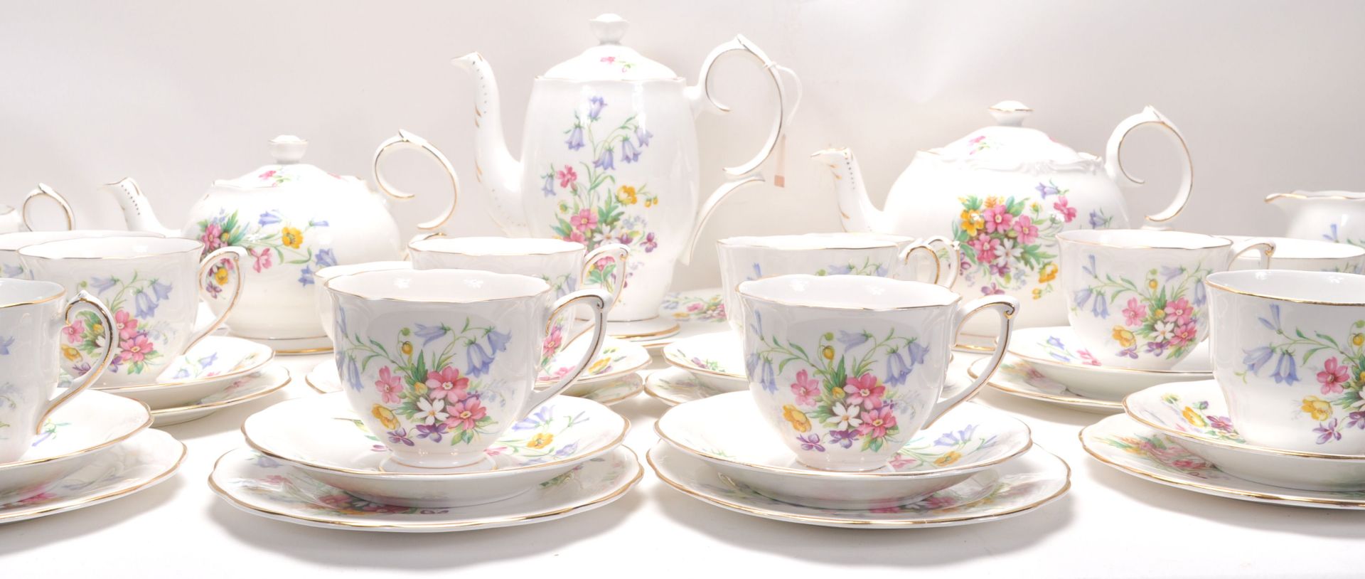 A Fine Bone China English tea service by Queen Anne China in the Old Country Spray pattern having - Bild 3 aus 15