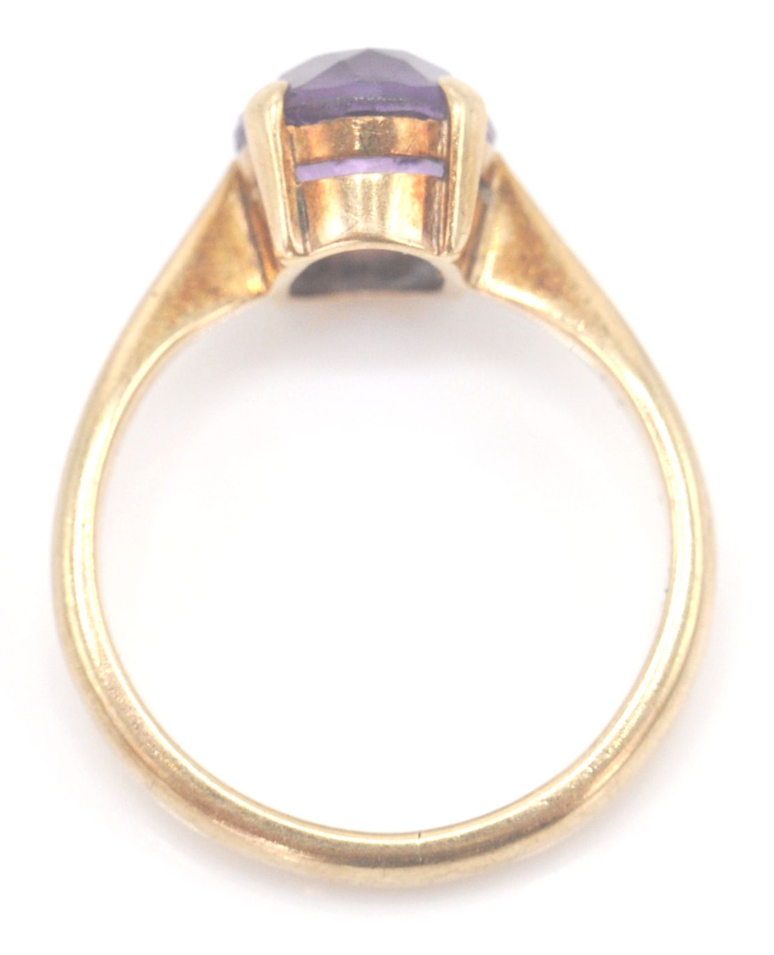 A hallmarked 9ct gold and amethyst single stone ring. The ring set with oval facet cut amethyst in - Bild 7 aus 15