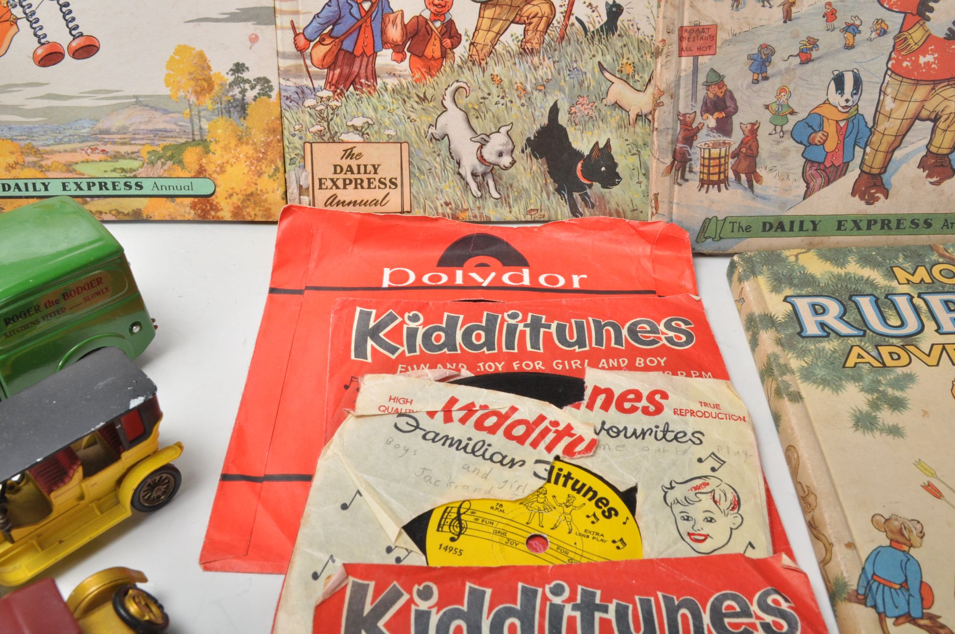 A collection of vintage children's toys to include a selection of Rupert annual books, a Rupert Bear - Bild 5 aus 9