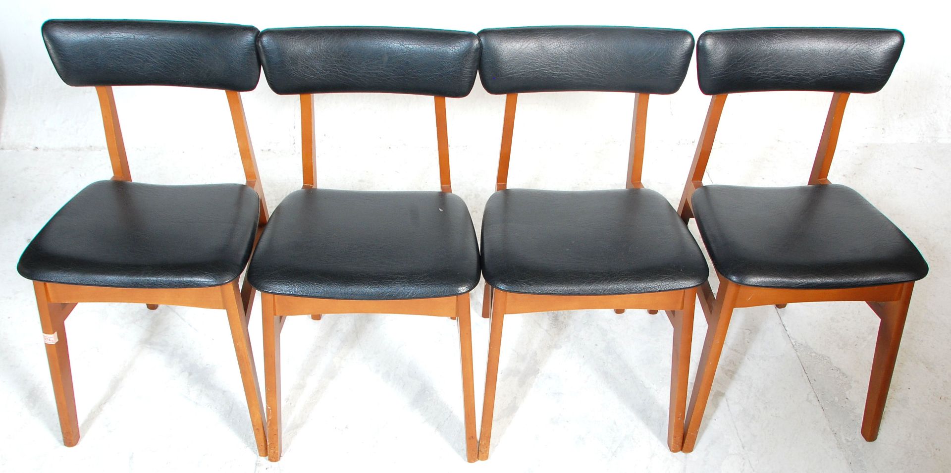 A good set of four retro mid 20th Century teak framed dining chairs raised on splayed legs united by - Bild 2 aus 6