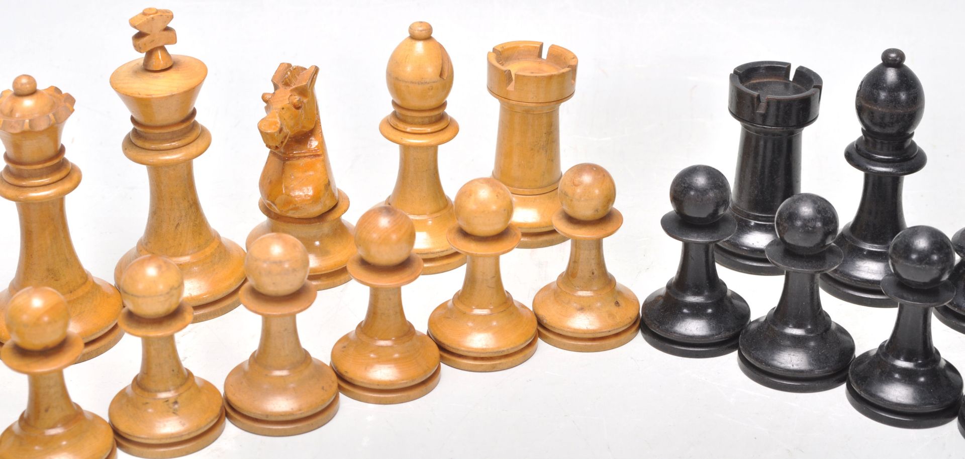 A complete set of vintage style wooden carved chess pieces. Measures 6cms high. - Bild 4 aus 8