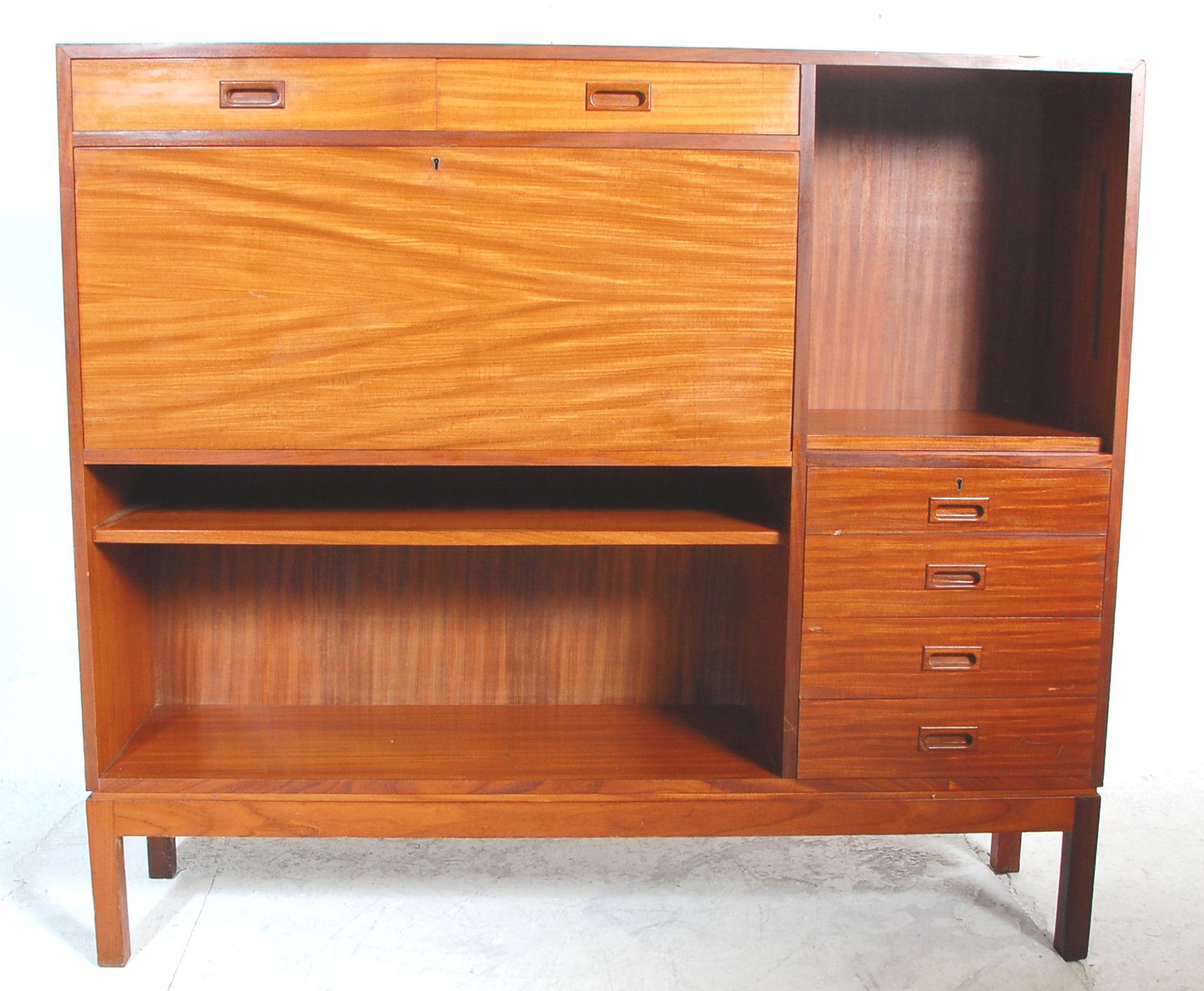 A brilliant mid 20th Century retro teak wood bureau desk / bookcase having two drawers above a - Bild 4 aus 7