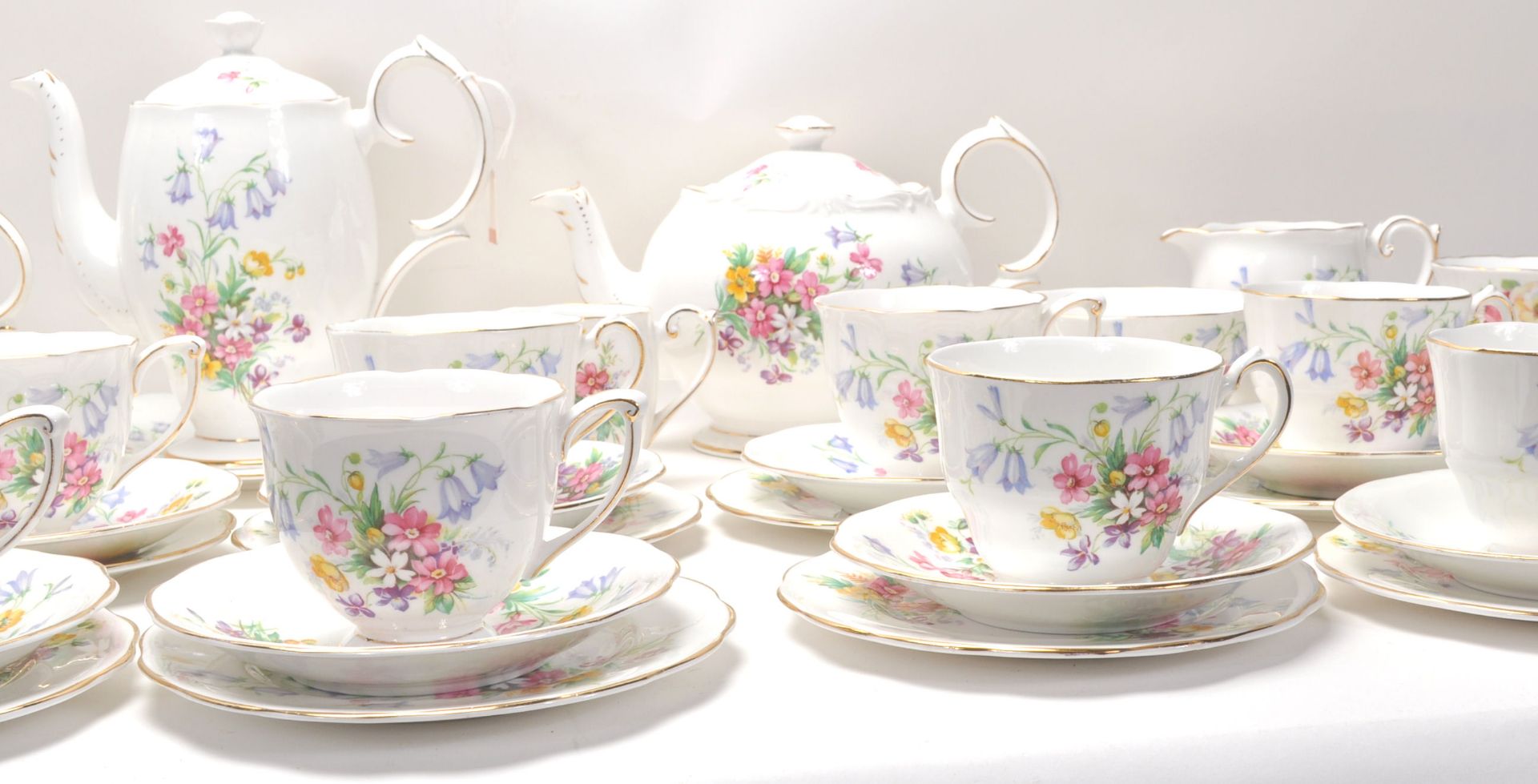 A Fine Bone China English tea service by Queen Anne China in the Old Country Spray pattern having - Bild 4 aus 15