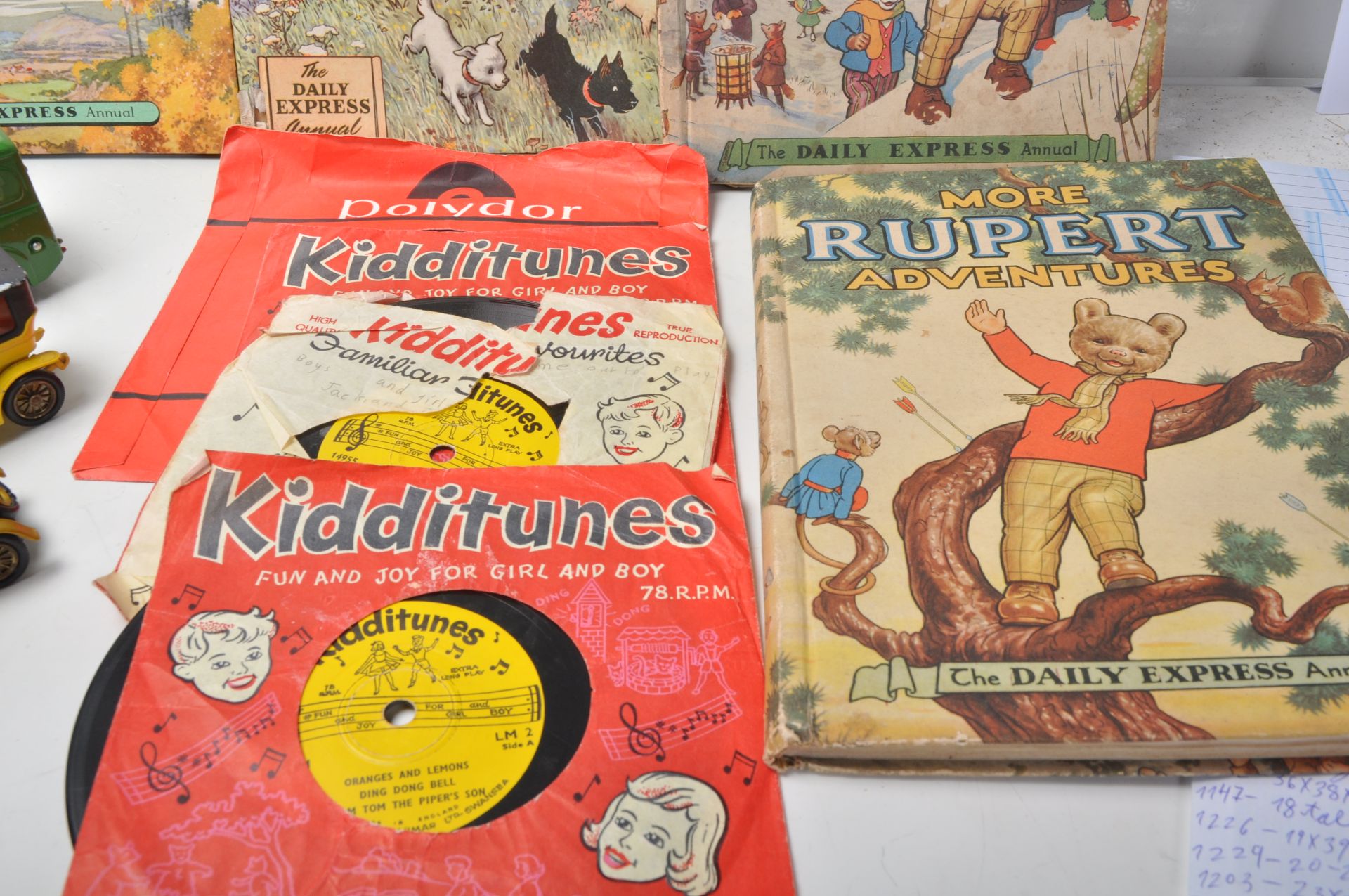 A collection of vintage children's toys to include a selection of Rupert annual books, a Rupert Bear - Bild 4 aus 9