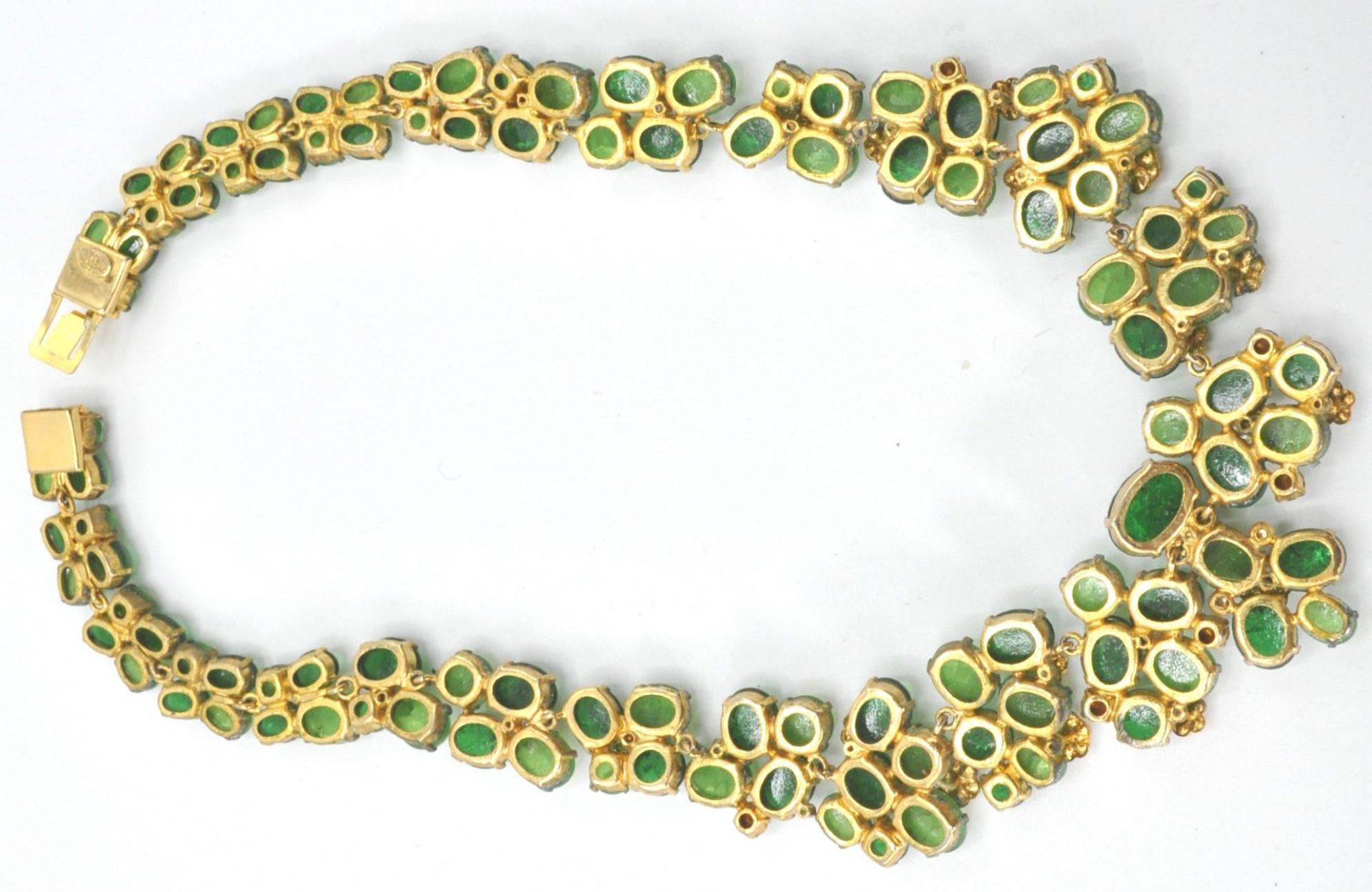 A signed mid century Christian Dior Bijoux Costume jewellery gilt metal and emerald cabochon glass - Bild 10 aus 12