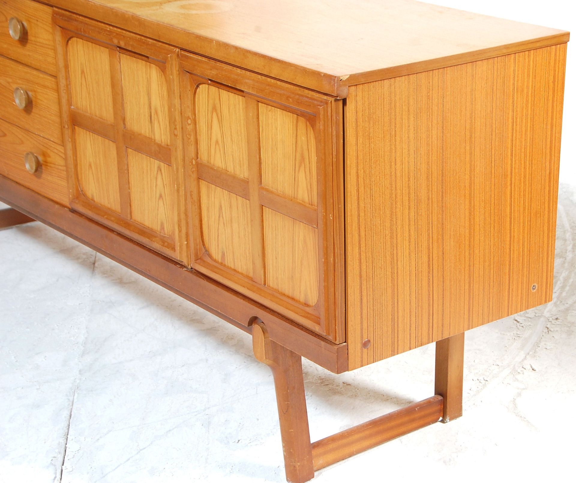 Nathan Furniture - A retro mid 20th Century teak wood sideboard credenza having a central bank of - Bild 8 aus 8