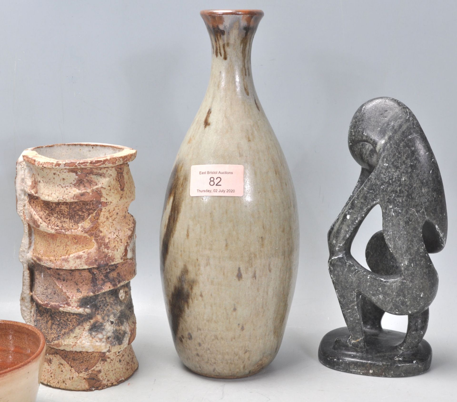 A mixed collection of Studio Art Pottery pieces to include a glazed bottle vase, chimney pot type - Bild 5 aus 11
