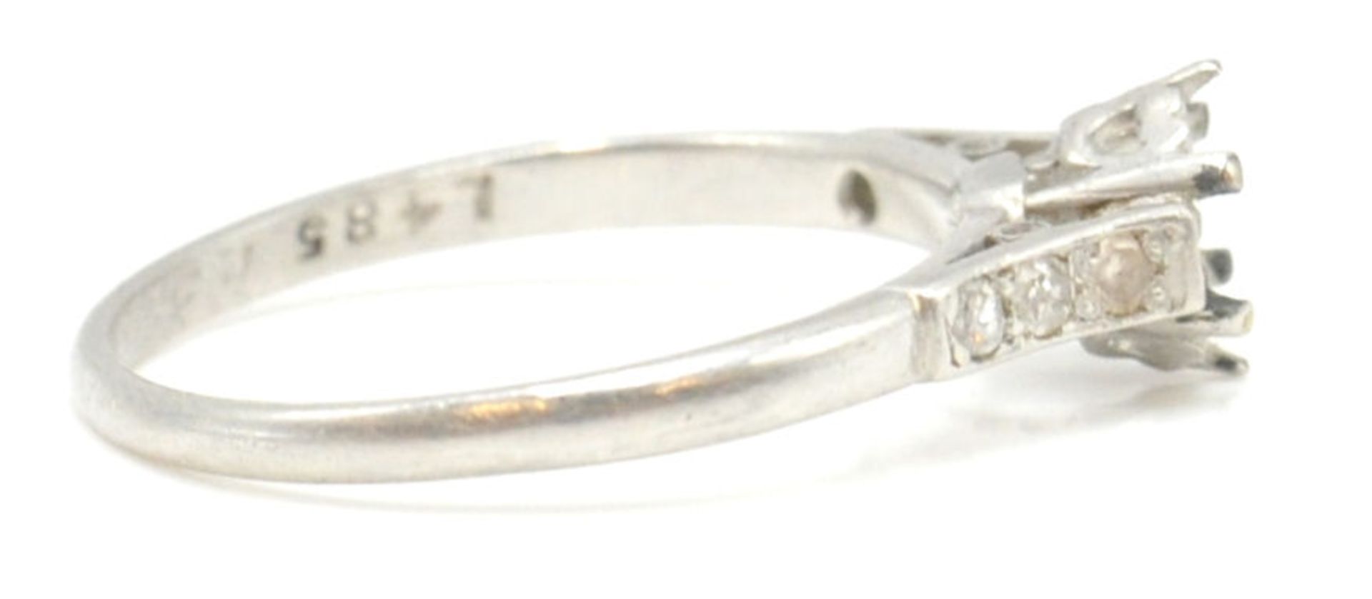 A 1930's platinum ring mount having diamond set shoulders. Marked PLAT. Total weight 2.45g. Size L.5 - Bild 3 aus 8