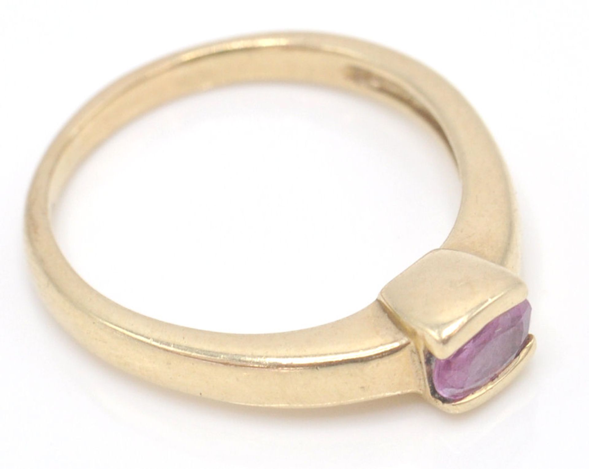 A hallmarked 9ct gold and amethyst single stone ring. The ring set with oval facet cut amethyst in - Bild 10 aus 15
