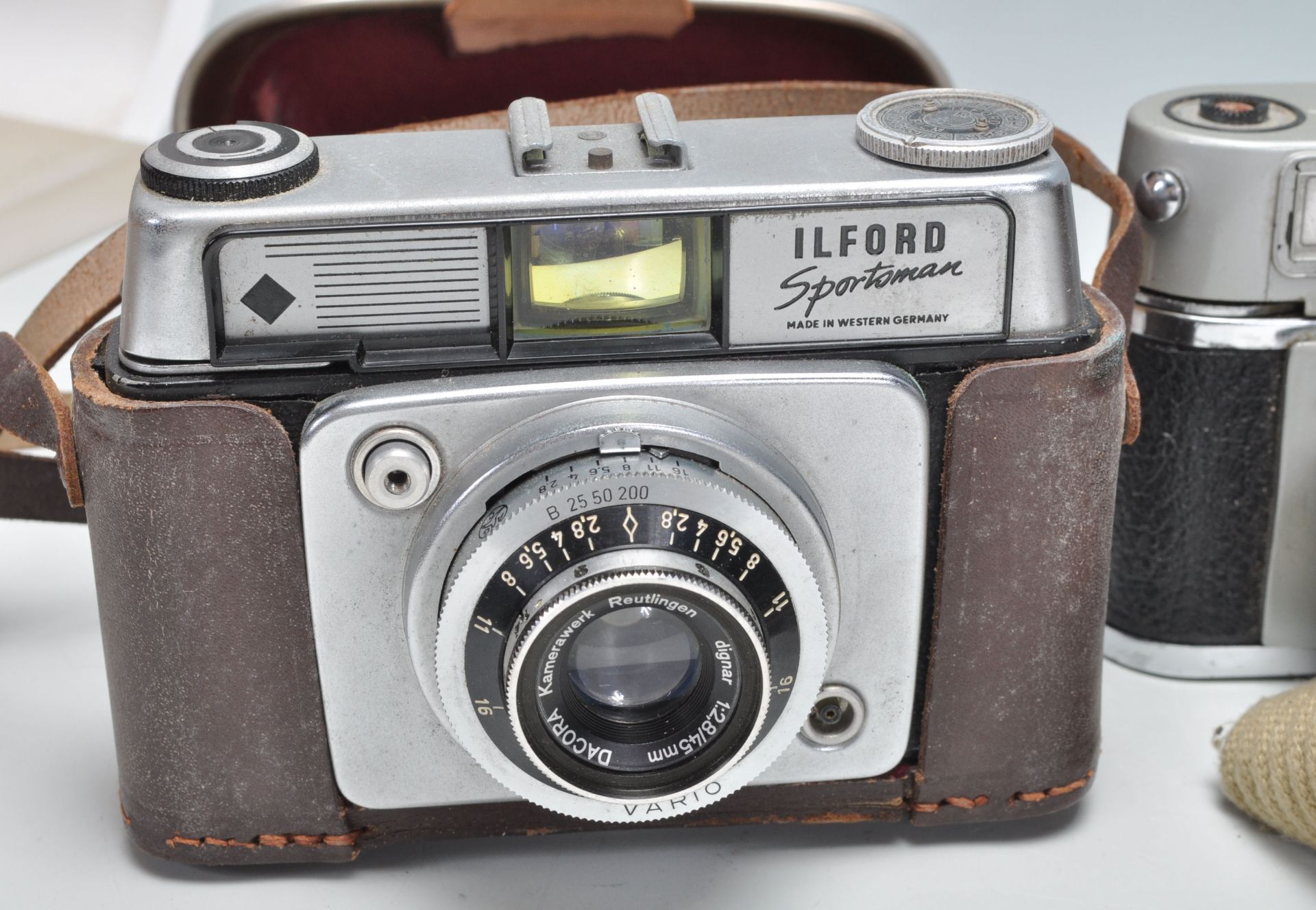 A collection of vintage film cameras to include an Ilford Sportsman, Halina Rolls, a Koroll II - Bild 2 aus 7