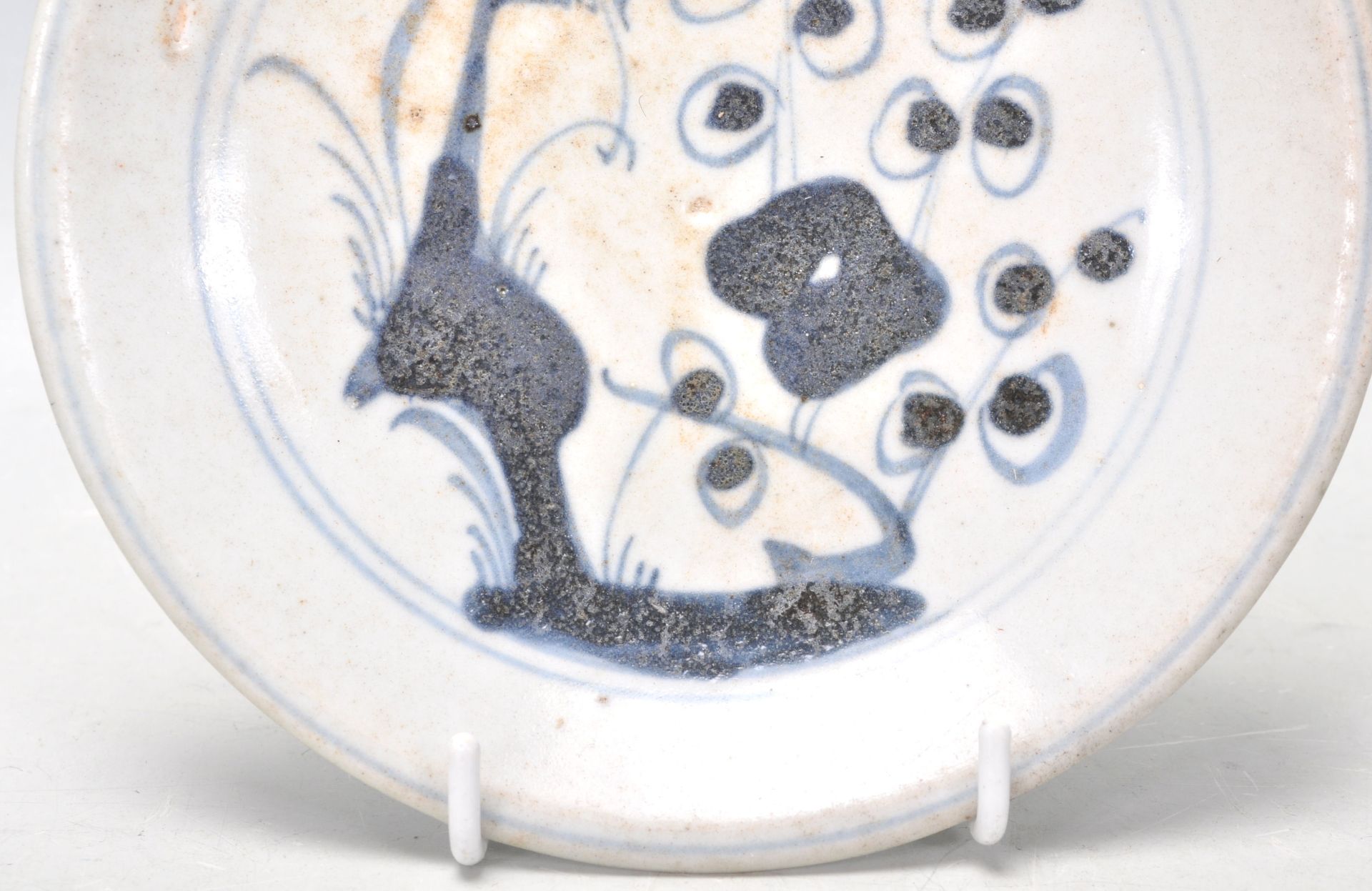 An 18th Century Japanese blue and white small plate having hand painted decoration of a perched bird - Bild 4 aus 11