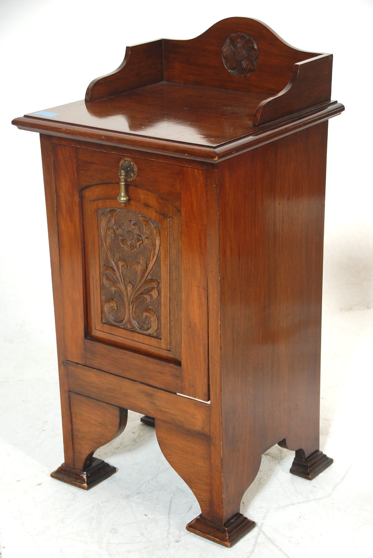A 19th Century Victorian antique English mahogany country house fireside coal box having a carved - Bild 5 aus 7
