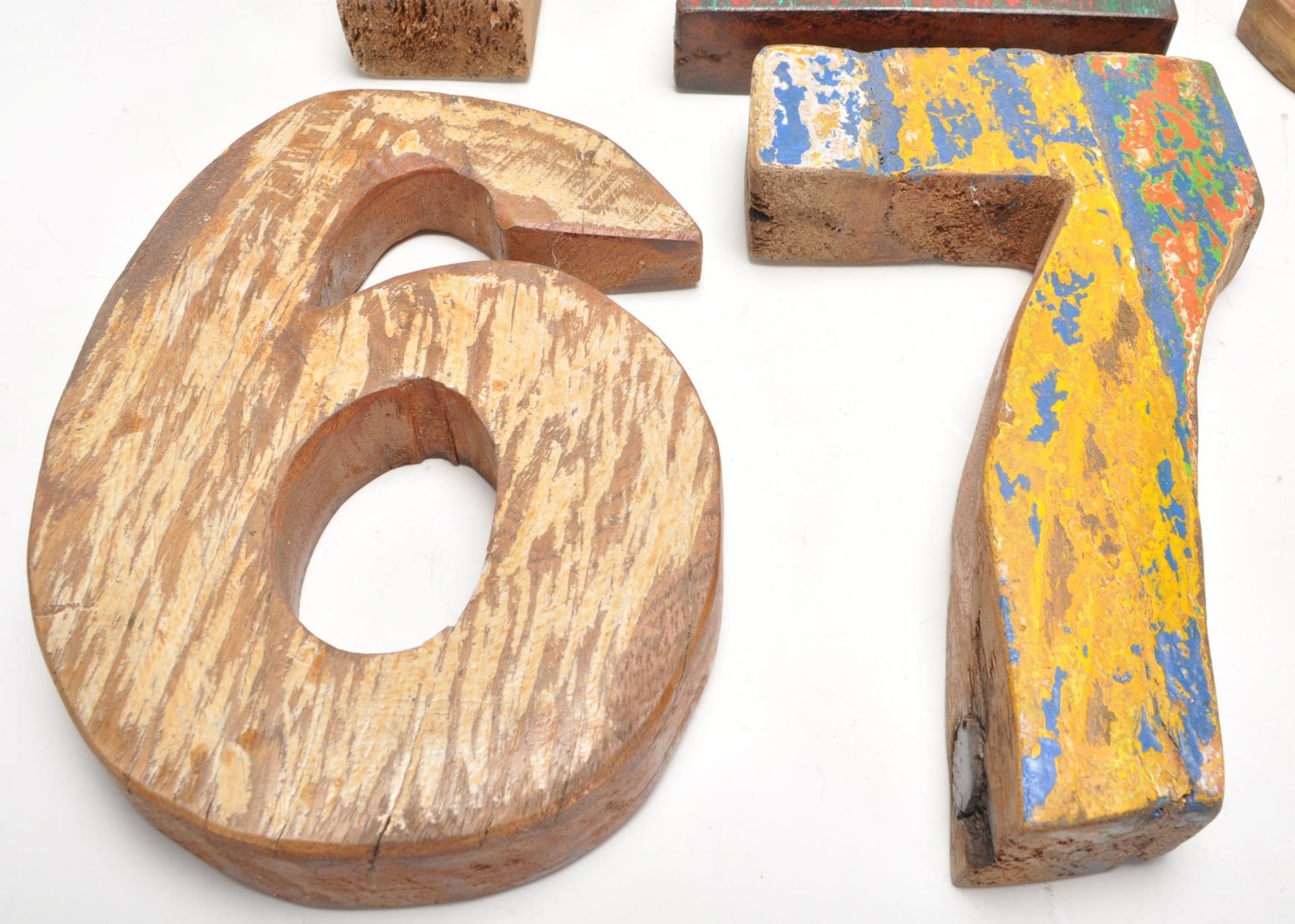 A set of vintage retro wooden signage numbers each having weathered different coloured paintwork - Bild 5 aus 8