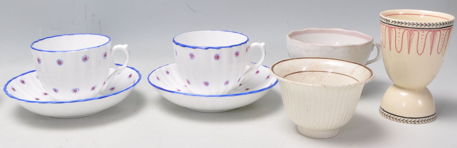 A collection of 18th and 19th century porcelain items to include teacups and saucers, coffee cans, - Bild 14 aus 15