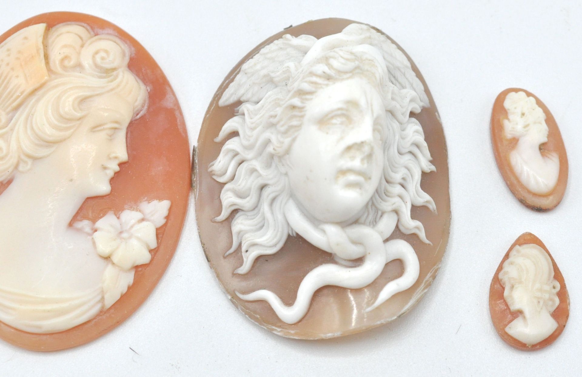 A collection of carved shell cameos dating from the 19th and 20th century. To include female - Bild 7 aus 8