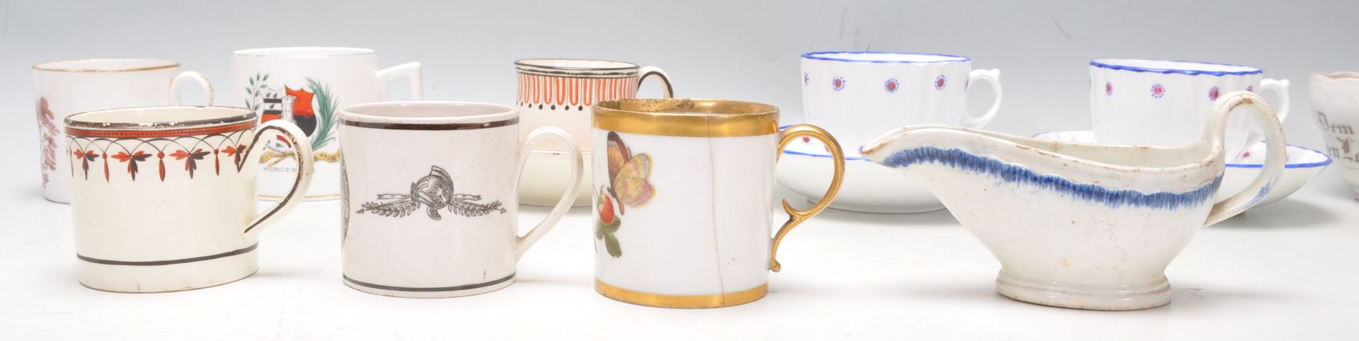 A collection of 18th and 19th century porcelain items to include teacups and saucers, coffee cans, - Bild 6 aus 15