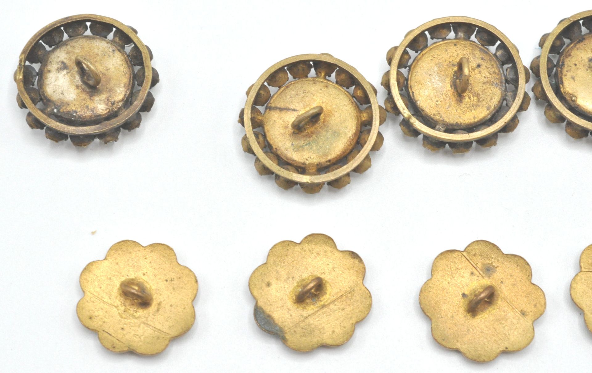 A collection of 19th century buttons to include a 19th century facet cut steel set of six - Bild 11 aus 14