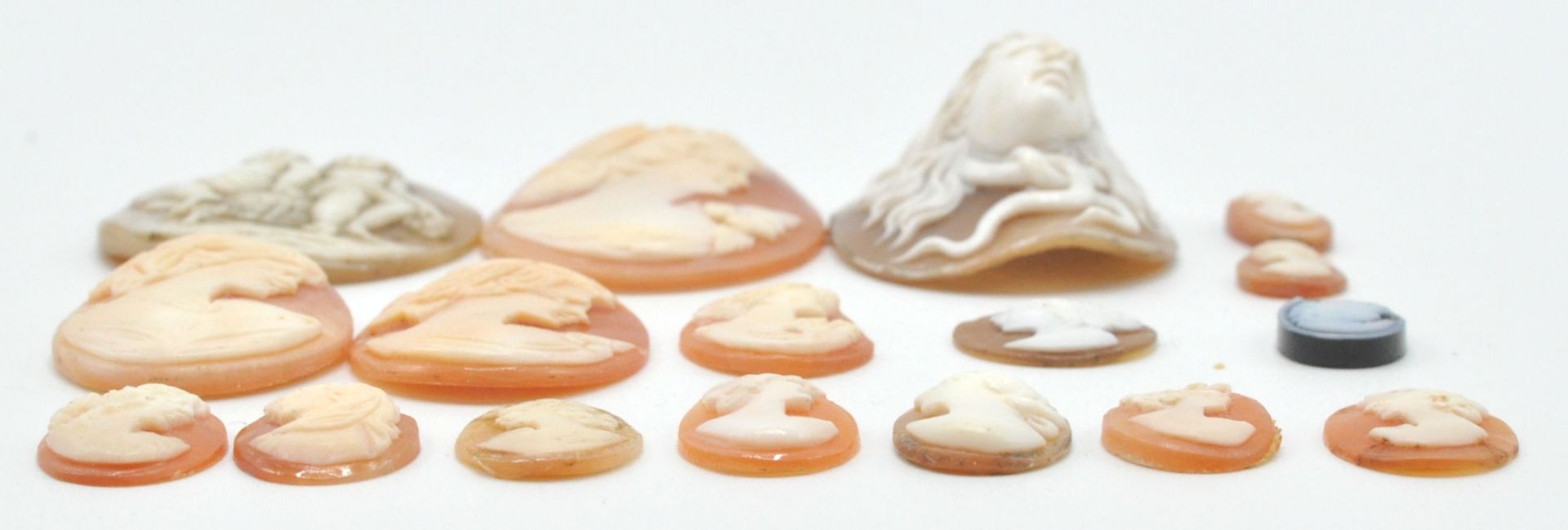 A collection of carved shell cameos dating from the 19th and 20th century. To include female - Bild 8 aus 8