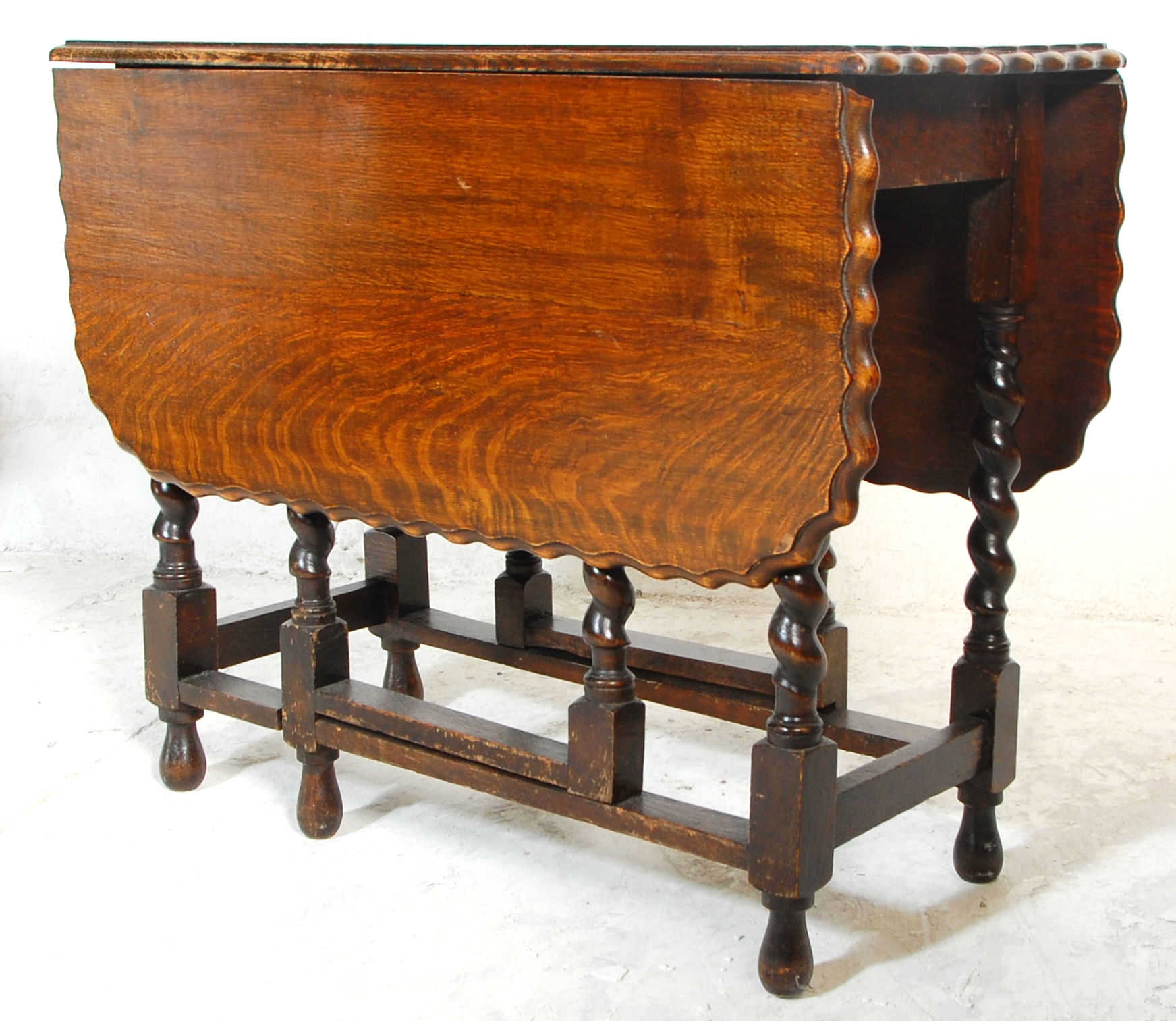 A good early 20th Century oak pie crust barley twist gate leg dining table of rectangular form - Image 3 of 15