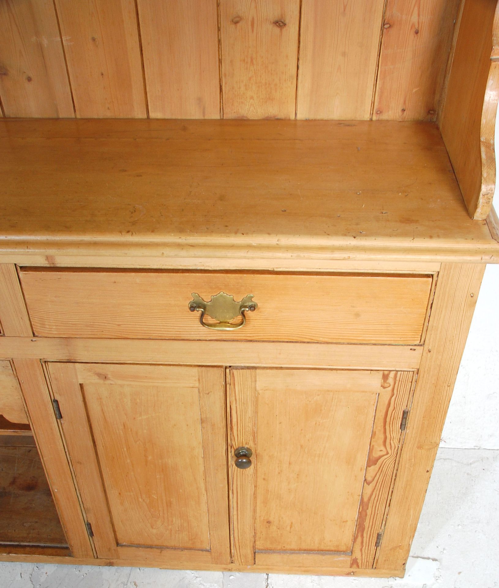 A large 19th Century Victorian large country pine Welsh dresser. The upright gallery top having - Bild 9 aus 12