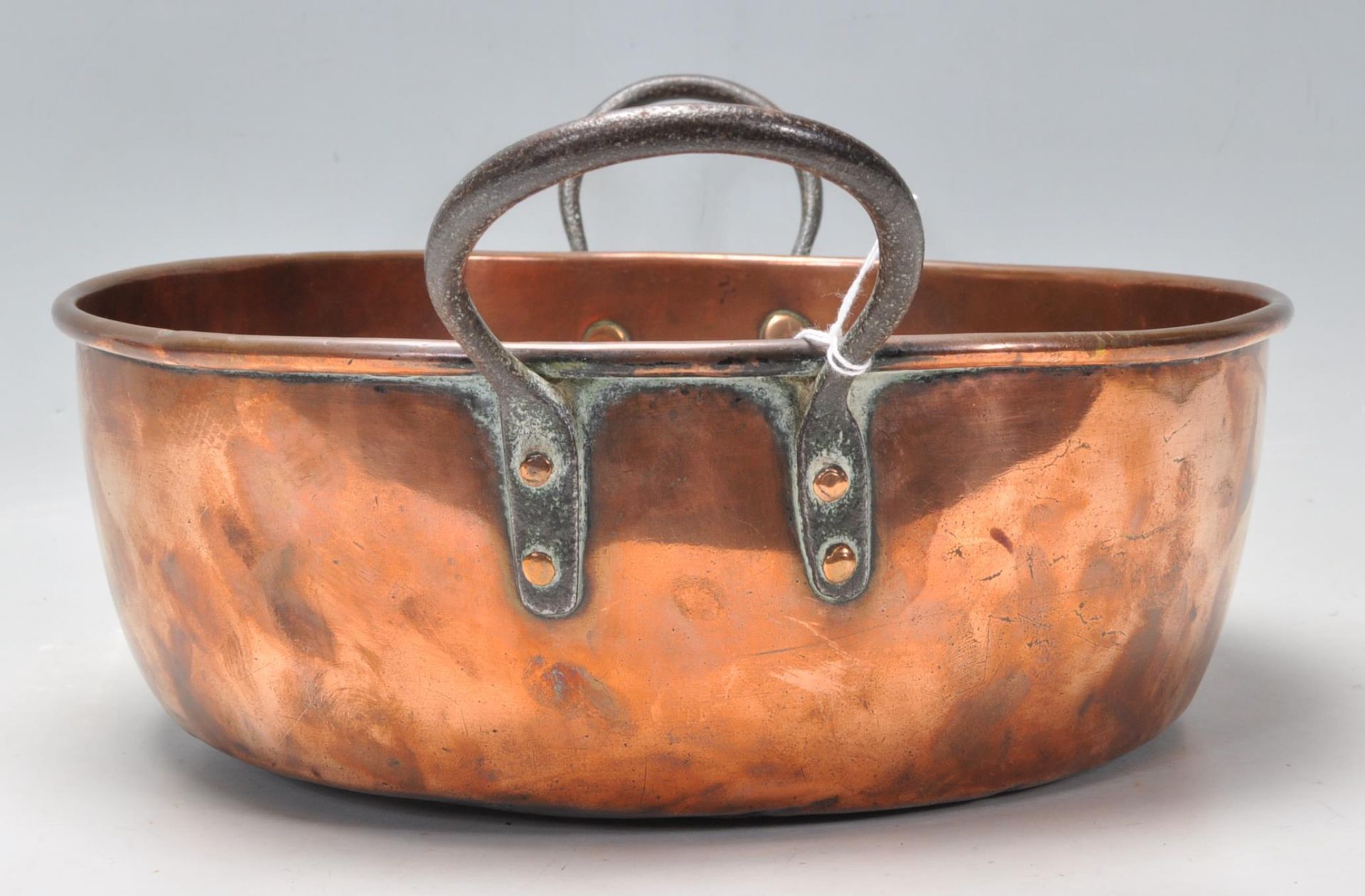 A good late 19th Century Victorian copper jam pot having iron handles. - Bild 6 aus 7