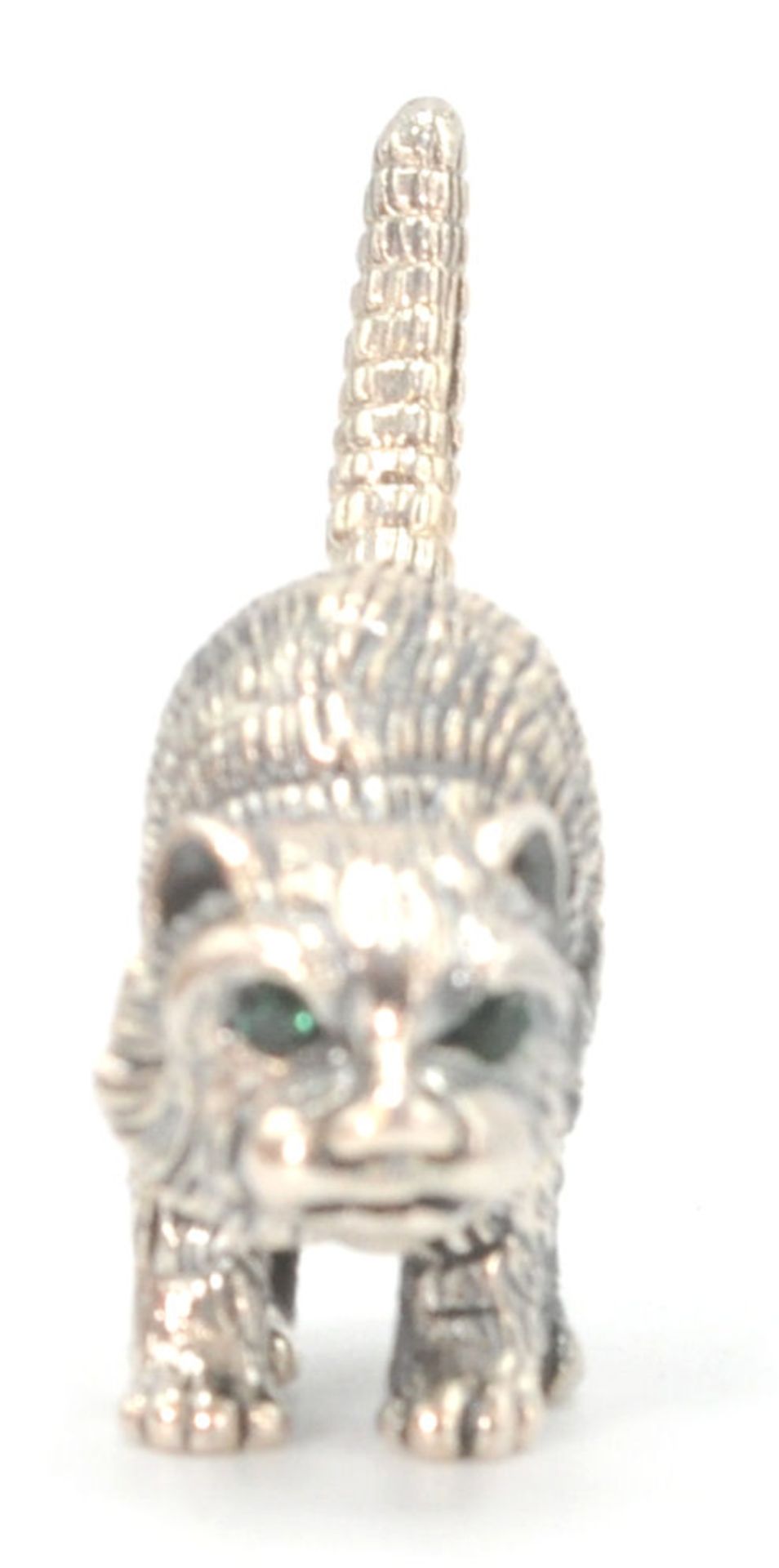 A stamped sterling silver ornament in the form of a pouncing cat set with emerald coloured eyes. - Bild 5 aus 7