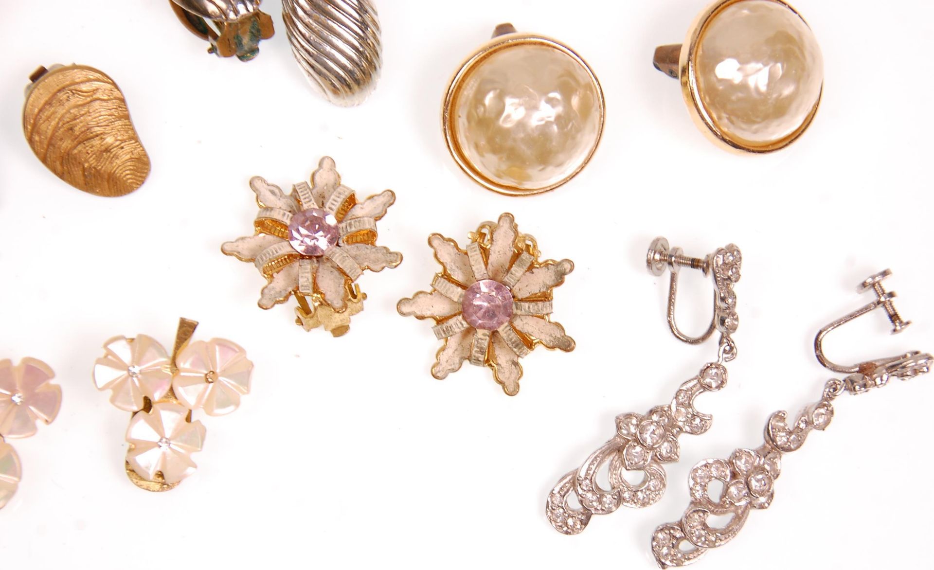 A collection of sixteen vintage ladies clip on earrings to include marcasite examples, enamelled - Bild 8 aus 8